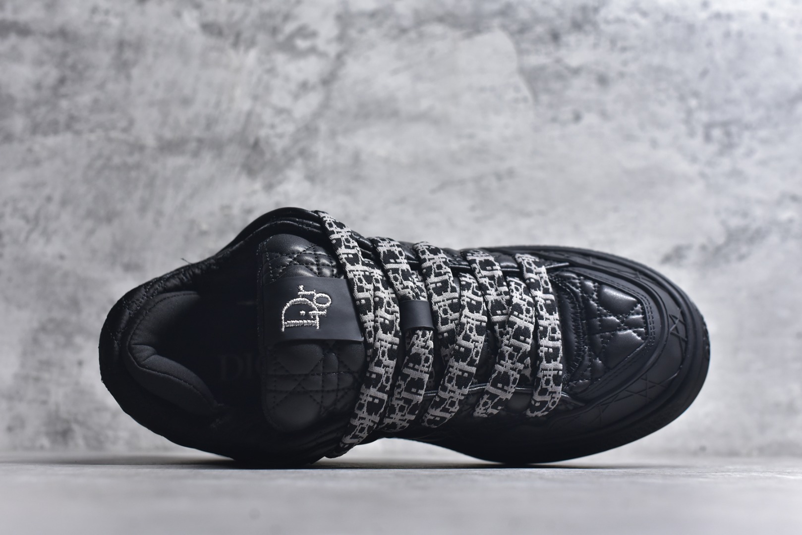 图片[4]-#X1 纯原顶级版本 原版开发 ERL x DIOR迪奥 B9S 皮革 藤格纹 花卉图案刺绣 时尚板鞋 男款 黑色 这款 B9S 滑板运动鞋的灵感源自滑板运动和 Dior 的高订精神。采用蓝色 Kumo 藤格纹牛仔面料精心制作，经典的图案搭配对比鲜明的缉面线打造绗缝效果。加垫鞋舌和后侧内部科技面料加垫支撑设计，打造理想的舒适穿着体验。鞋跟和鞋舌饰以 Dior 标志，鞋头搭配展示藤格纹图案的同色调橡胶镶片。搭配镌刻以渐变效果 Oblique 印花的橡胶鞋底更显精致，可作为各式造型的点睛之笔。 尺码 39 40 41 42 43 44 45 46-选品中心