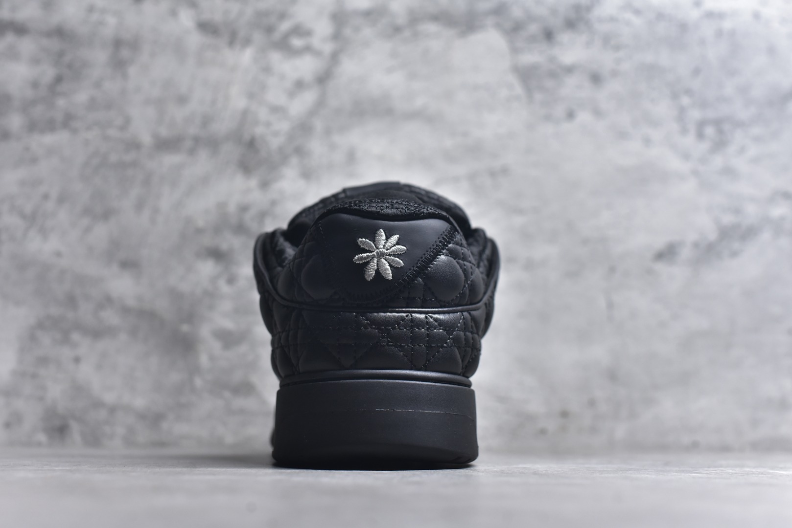 图片[5]-#X1 纯原顶级版本 原版开发 ERL x DIOR迪奥 B9S 皮革 藤格纹 花卉图案刺绣 时尚板鞋 男款 黑色 这款 B9S 滑板运动鞋的灵感源自滑板运动和 Dior 的高订精神。采用蓝色 Kumo 藤格纹牛仔面料精心制作，经典的图案搭配对比鲜明的缉面线打造绗缝效果。加垫鞋舌和后侧内部科技面料加垫支撑设计，打造理想的舒适穿着体验。鞋跟和鞋舌饰以 Dior 标志，鞋头搭配展示藤格纹图案的同色调橡胶镶片。搭配镌刻以渐变效果 Oblique 印花的橡胶鞋底更显精致，可作为各式造型的点睛之笔。 尺码 39 40 41 42 43 44 45 46-选品中心