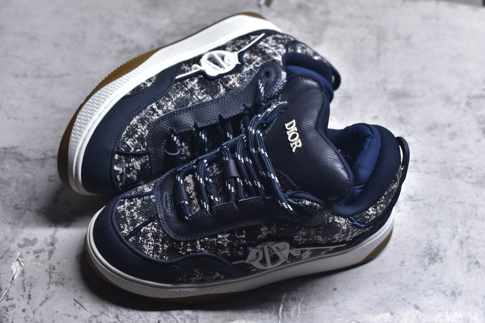 图片[7]-#X1 纯原顶级版本 原版开发 ERL x DIOR迪奥 B9S 皮革 藤格纹 花卉图案刺绣 时尚板鞋 男款 黑色 这款 B9S 滑板运动鞋的灵感源自滑板运动和 Dior 的高订精神。采用蓝色 Kumo 藤格纹牛仔面料精心制作，经典的图案搭配对比鲜明的缉面线打造绗缝效果。加垫鞋舌和后侧内部科技面料加垫支撑设计，打造理想的舒适穿着体验。鞋跟和鞋舌饰以 Dior 标志，鞋头搭配展示藤格纹图案的同色调橡胶镶片。搭配镌刻以渐变效果 Oblique 印花的橡胶鞋底更显精致，可作为各式造型的点睛之笔。 尺码 39 40 41 42 43 44 45 46-选品中心