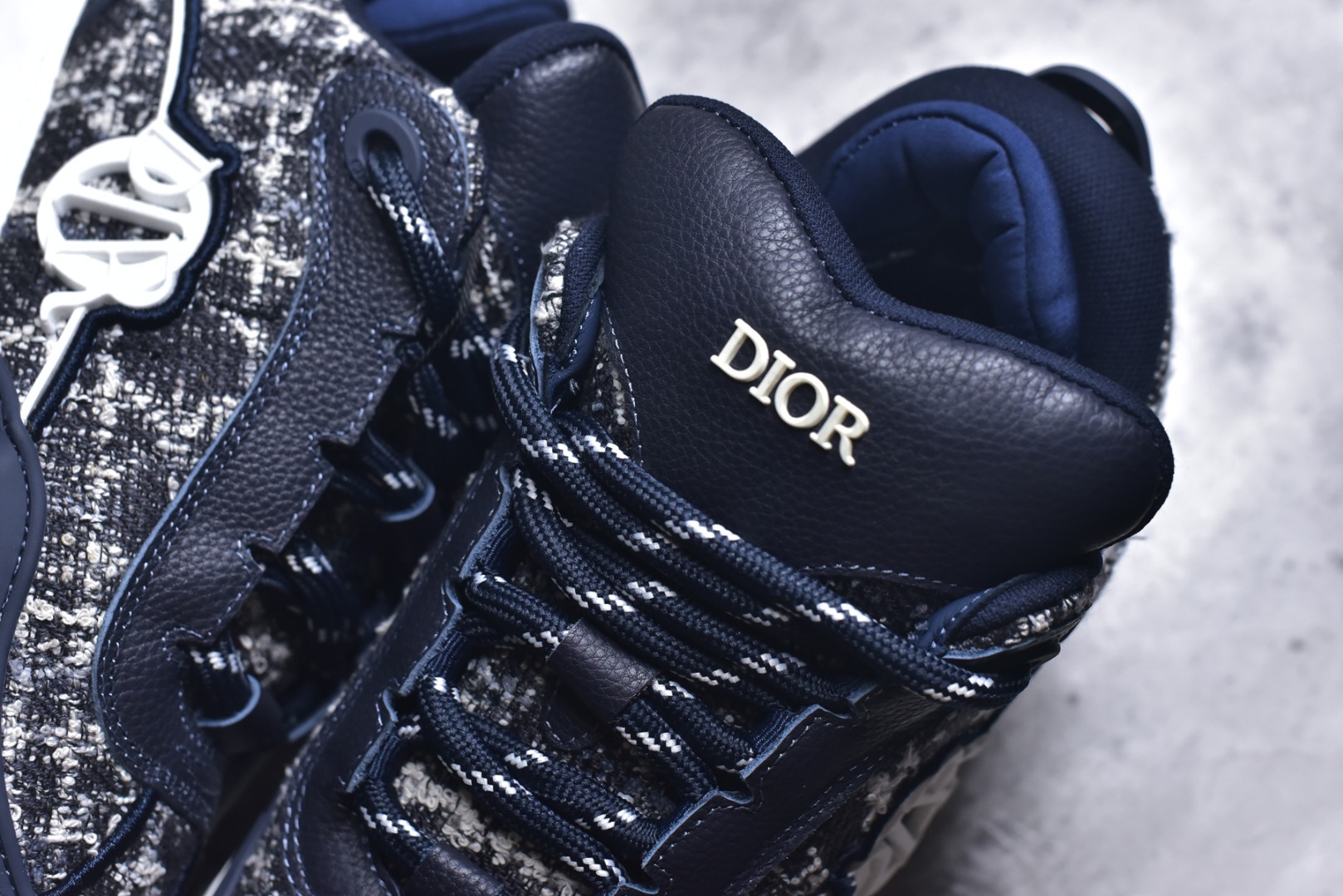 图片[9]-#X1 纯原顶级版本 原版开发 ERL x DIOR迪奥 B9S 皮革 藤格纹 花卉图案刺绣 时尚板鞋 男款 黑色 这款 B9S 滑板运动鞋的灵感源自滑板运动和 Dior 的高订精神。采用蓝色 Kumo 藤格纹牛仔面料精心制作，经典的图案搭配对比鲜明的缉面线打造绗缝效果。加垫鞋舌和后侧内部科技面料加垫支撑设计，打造理想的舒适穿着体验。鞋跟和鞋舌饰以 Dior 标志，鞋头搭配展示藤格纹图案的同色调橡胶镶片。搭配镌刻以渐变效果 Oblique 印花的橡胶鞋底更显精致，可作为各式造型的点睛之笔。 尺码 39 40 41 42 43 44 45 46-选品中心