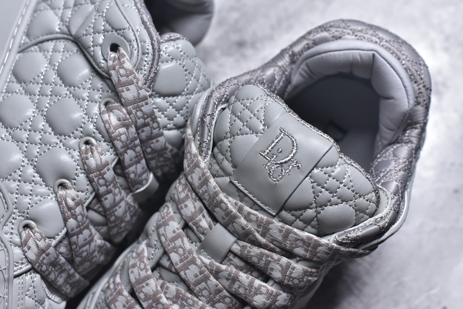 图片[9]-#X1 纯原顶级版本 原版开发 ERL x DIOR迪奥 B9S 皮革 藤格纹 花卉图案刺绣 时尚板鞋 男款 黑色 这款 B9S 滑板运动鞋的灵感源自滑板运动和 Dior 的高订精神。采用蓝色 Kumo 藤格纹牛仔面料精心制作，经典的图案搭配对比鲜明的缉面线打造绗缝效果。加垫鞋舌和后侧内部科技面料加垫支撑设计，打造理想的舒适穿着体验。鞋跟和鞋舌饰以 Dior 标志，鞋头搭配展示藤格纹图案的同色调橡胶镶片。搭配镌刻以渐变效果 Oblique 印花的橡胶鞋底更显精致，可作为各式造型的点睛之笔。 尺码 39 40 41 42 43 44 45 46-选品中心