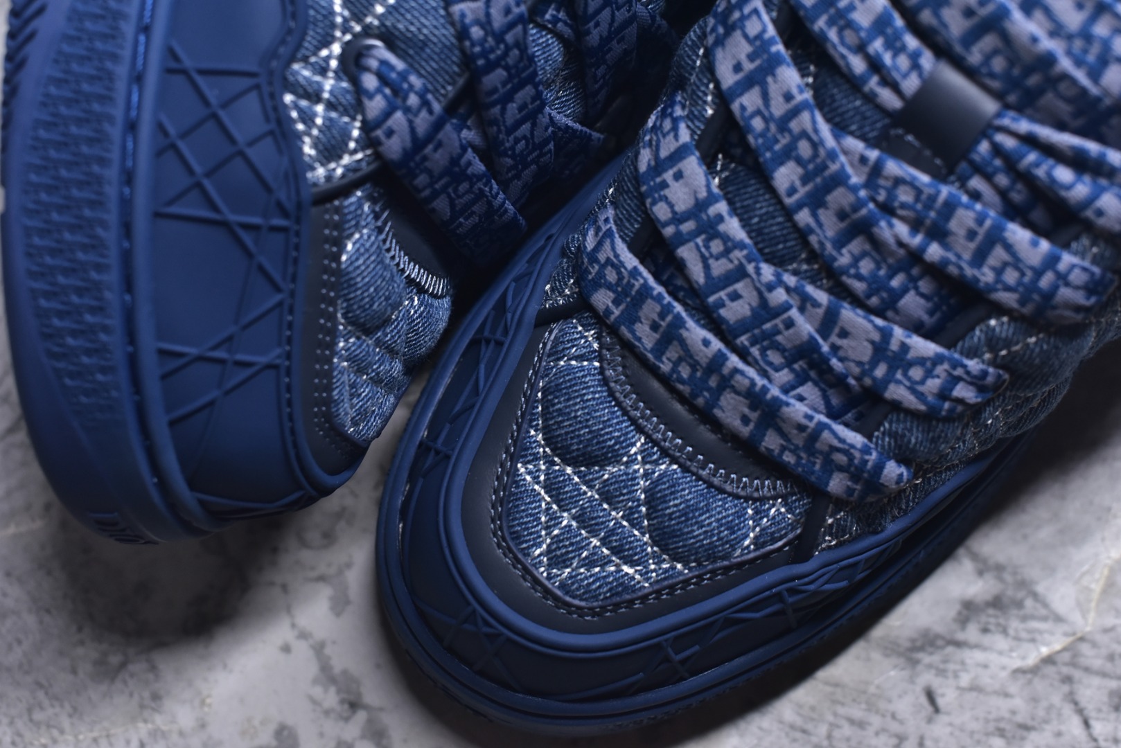 图片[8]-#X1 纯原顶级版本 原版开发 ERL x DIOR迪奥 B9S 皮革 藤格纹 花卉图案刺绣 时尚板鞋 男款 黑色 这款 B9S 滑板运动鞋的灵感源自滑板运动和 Dior 的高订精神。采用蓝色 Kumo 藤格纹牛仔面料精心制作，经典的图案搭配对比鲜明的缉面线打造绗缝效果。加垫鞋舌和后侧内部科技面料加垫支撑设计，打造理想的舒适穿着体验。鞋跟和鞋舌饰以 Dior 标志，鞋头搭配展示藤格纹图案的同色调橡胶镶片。搭配镌刻以渐变效果 Oblique 印花的橡胶鞋底更显精致，可作为各式造型的点睛之笔。 尺码 39 40 41 42 43 44 45 46-选品中心