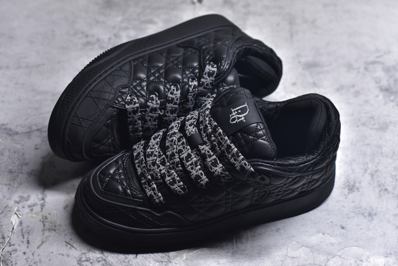 图片[7]-#X1 纯原顶级版本 原版开发 ERL x DIOR迪奥 B9S 皮革 藤格纹 花卉图案刺绣 时尚板鞋 男款 黑色 这款 B9S 滑板运动鞋的灵感源自滑板运动和 Dior 的高订精神。采用蓝色 Kumo 藤格纹牛仔面料精心制作，经典的图案搭配对比鲜明的缉面线打造绗缝效果。加垫鞋舌和后侧内部科技面料加垫支撑设计，打造理想的舒适穿着体验。鞋跟和鞋舌饰以 Dior 标志，鞋头搭配展示藤格纹图案的同色调橡胶镶片。搭配镌刻以渐变效果 Oblique 印花的橡胶鞋底更显精致，可作为各式造型的点睛之笔。 尺码 39 40 41 42 43 44 45 46-选品中心