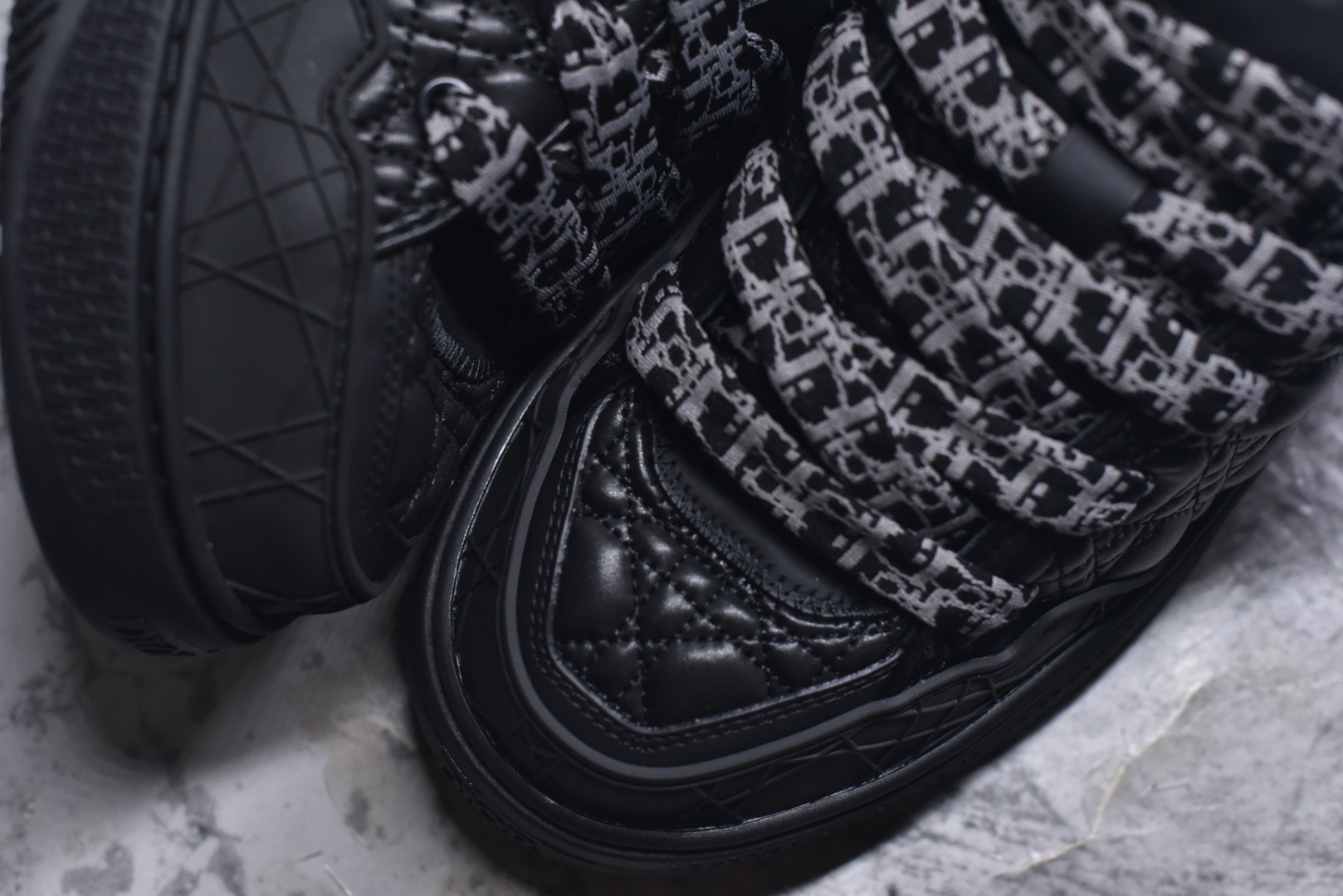 图片[8]-#X1 纯原顶级版本 原版开发 ERL x DIOR迪奥 B9S 皮革 藤格纹 花卉图案刺绣 时尚板鞋 男款 黑色 这款 B9S 滑板运动鞋的灵感源自滑板运动和 Dior 的高订精神。采用蓝色 Kumo 藤格纹牛仔面料精心制作，经典的图案搭配对比鲜明的缉面线打造绗缝效果。加垫鞋舌和后侧内部科技面料加垫支撑设计，打造理想的舒适穿着体验。鞋跟和鞋舌饰以 Dior 标志，鞋头搭配展示藤格纹图案的同色调橡胶镶片。搭配镌刻以渐变效果 Oblique 印花的橡胶鞋底更显精致，可作为各式造型的点睛之笔。 尺码 39 40 41 42 43 44 45 46-选品中心