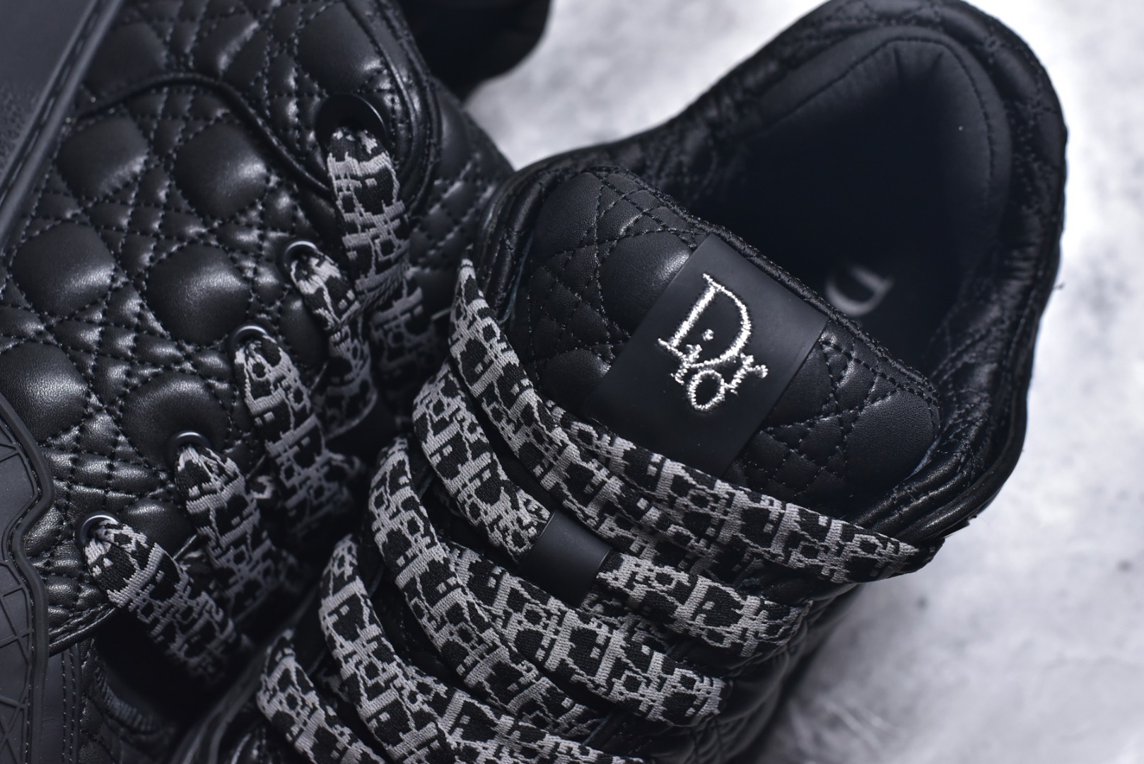 图片[9]-#X1 纯原顶级版本 原版开发 ERL x DIOR迪奥 B9S 皮革 藤格纹 花卉图案刺绣 时尚板鞋 男款 黑色 这款 B9S 滑板运动鞋的灵感源自滑板运动和 Dior 的高订精神。采用蓝色 Kumo 藤格纹牛仔面料精心制作，经典的图案搭配对比鲜明的缉面线打造绗缝效果。加垫鞋舌和后侧内部科技面料加垫支撑设计，打造理想的舒适穿着体验。鞋跟和鞋舌饰以 Dior 标志，鞋头搭配展示藤格纹图案的同色调橡胶镶片。搭配镌刻以渐变效果 Oblique 印花的橡胶鞋底更显精致，可作为各式造型的点睛之笔。 尺码 39 40 41 42 43 44 45 46-选品中心