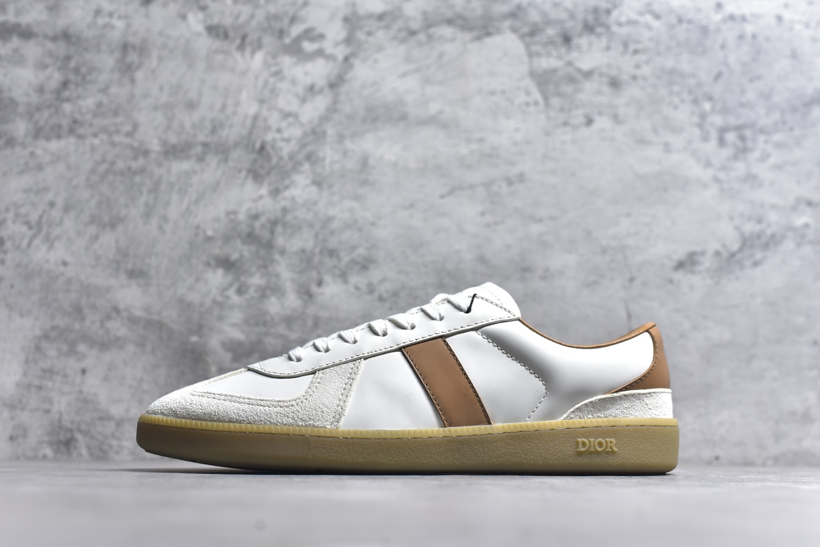 #X1 东莞纯原顶级版本 原版一比一开发 Dior德训鞋 迪奥 B01 Matchpoint 圆头系带低帮 标志着Dior经典款式的回归,以时尚优雅的廓形重新诠释。采用光滑皮革精心制作,鞋舌和内部侧面饰以Dior标志,鞋后跟处饰以CDIcon标志。搭配同色调橡胶鞋底点缀以Dior标志,可与Dior Icons限定 的各式造型搭配,打造精致造型。 尺码：39 40 41 42 43 44 45-选品中心
