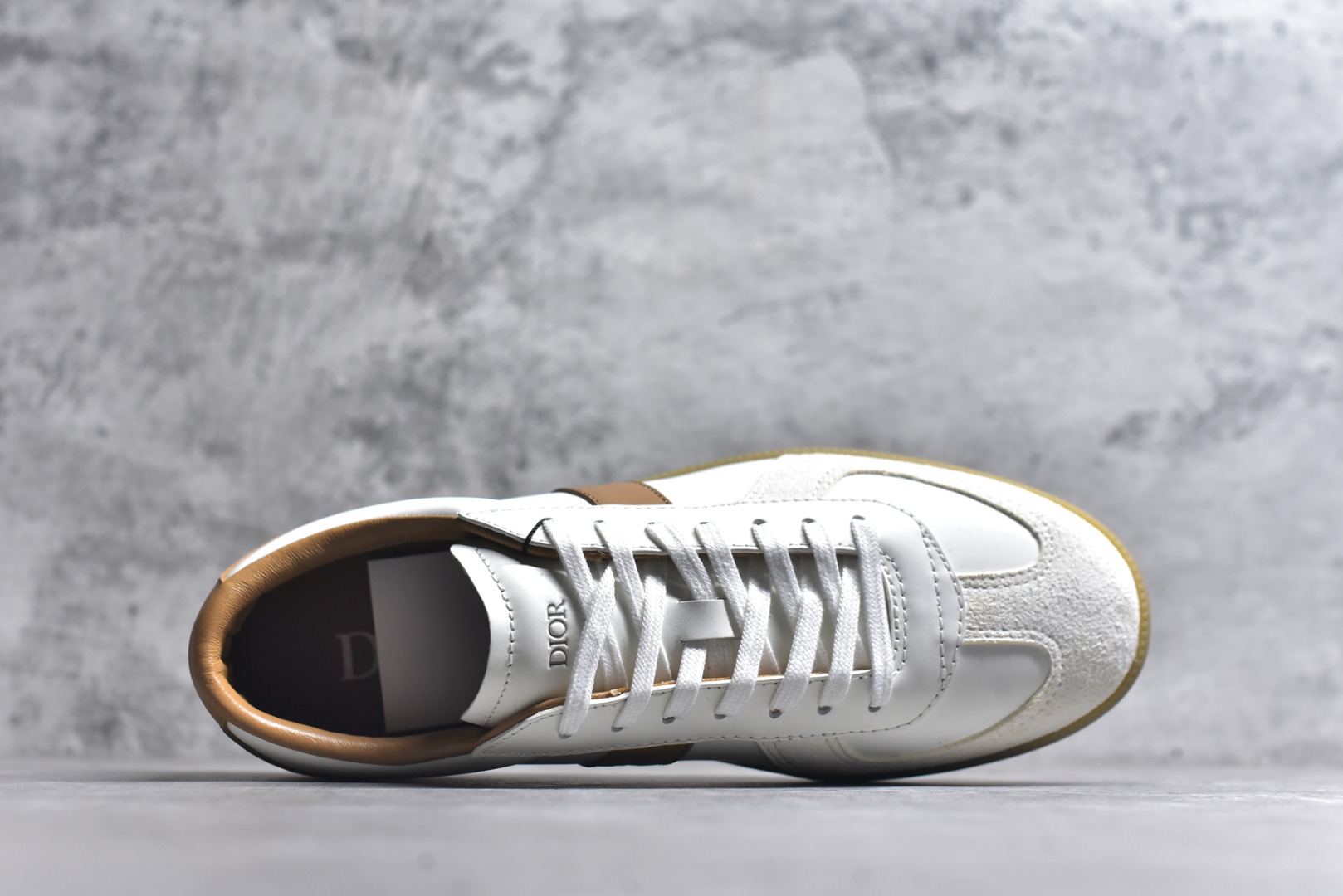 图片[4]-#X1 东莞纯原顶级版本 原版一比一开发 Dior德训鞋 迪奥 B01 Matchpoint 圆头系带低帮 标志着Dior经典款式的回归,以时尚优雅的廓形重新诠释。采用光滑皮革精心制作,鞋舌和内部侧面饰以Dior标志,鞋后跟处饰以CDIcon标志。搭配同色调橡胶鞋底点缀以Dior标志,可与Dior Icons限定 的各式造型搭配,打造精致造型。 尺码：39 40 41 42 43 44 45-选品中心
