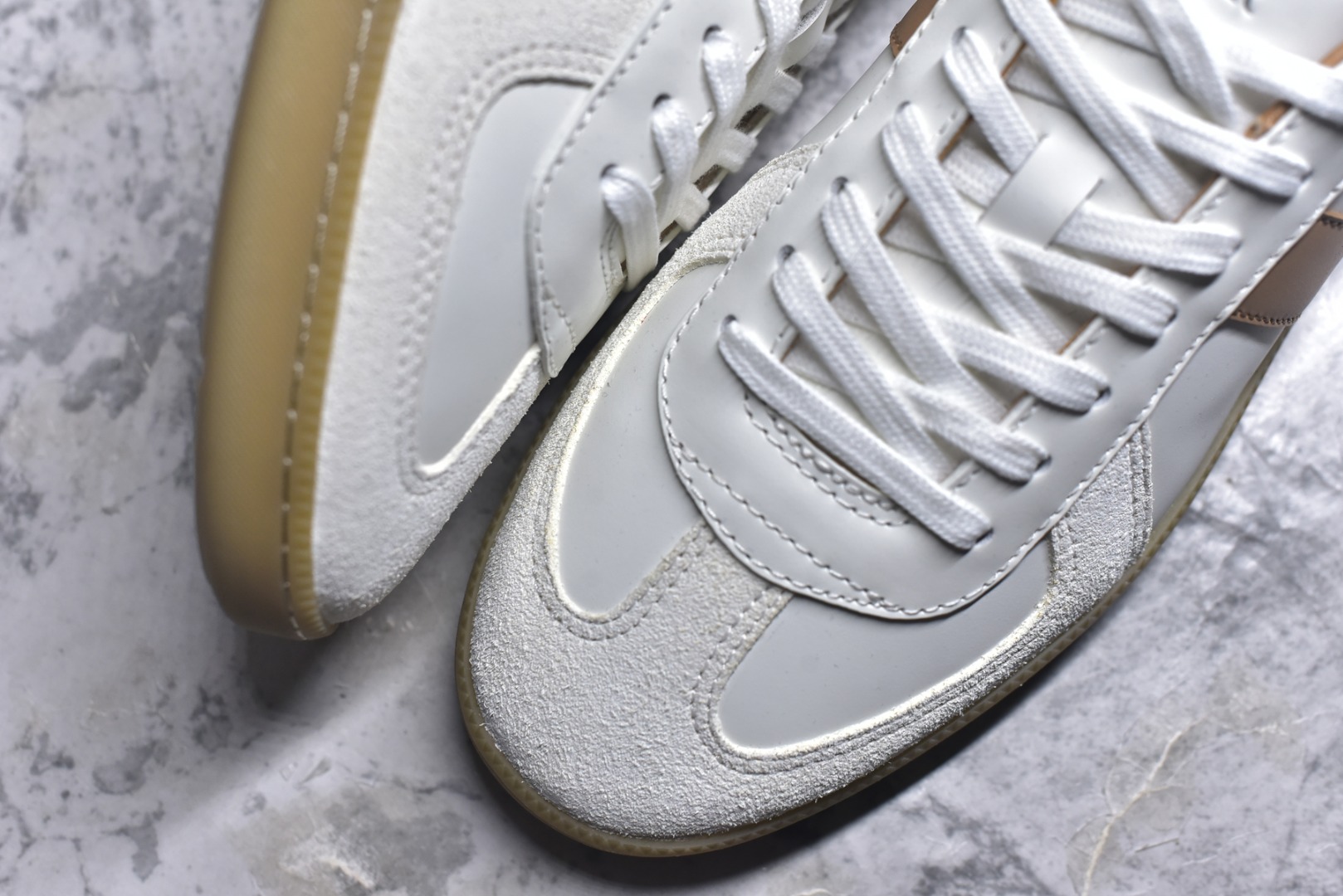 图片[8]-#X1 东莞纯原顶级版本 原版一比一开发 Dior德训鞋 迪奥 B01 Matchpoint 圆头系带低帮 标志着Dior经典款式的回归,以时尚优雅的廓形重新诠释。采用光滑皮革精心制作,鞋舌和内部侧面饰以Dior标志,鞋后跟处饰以CDIcon标志。搭配同色调橡胶鞋底点缀以Dior标志,可与Dior Icons限定 的各式造型搭配,打造精致造型。 尺码：39 40 41 42 43 44 45-选品中心