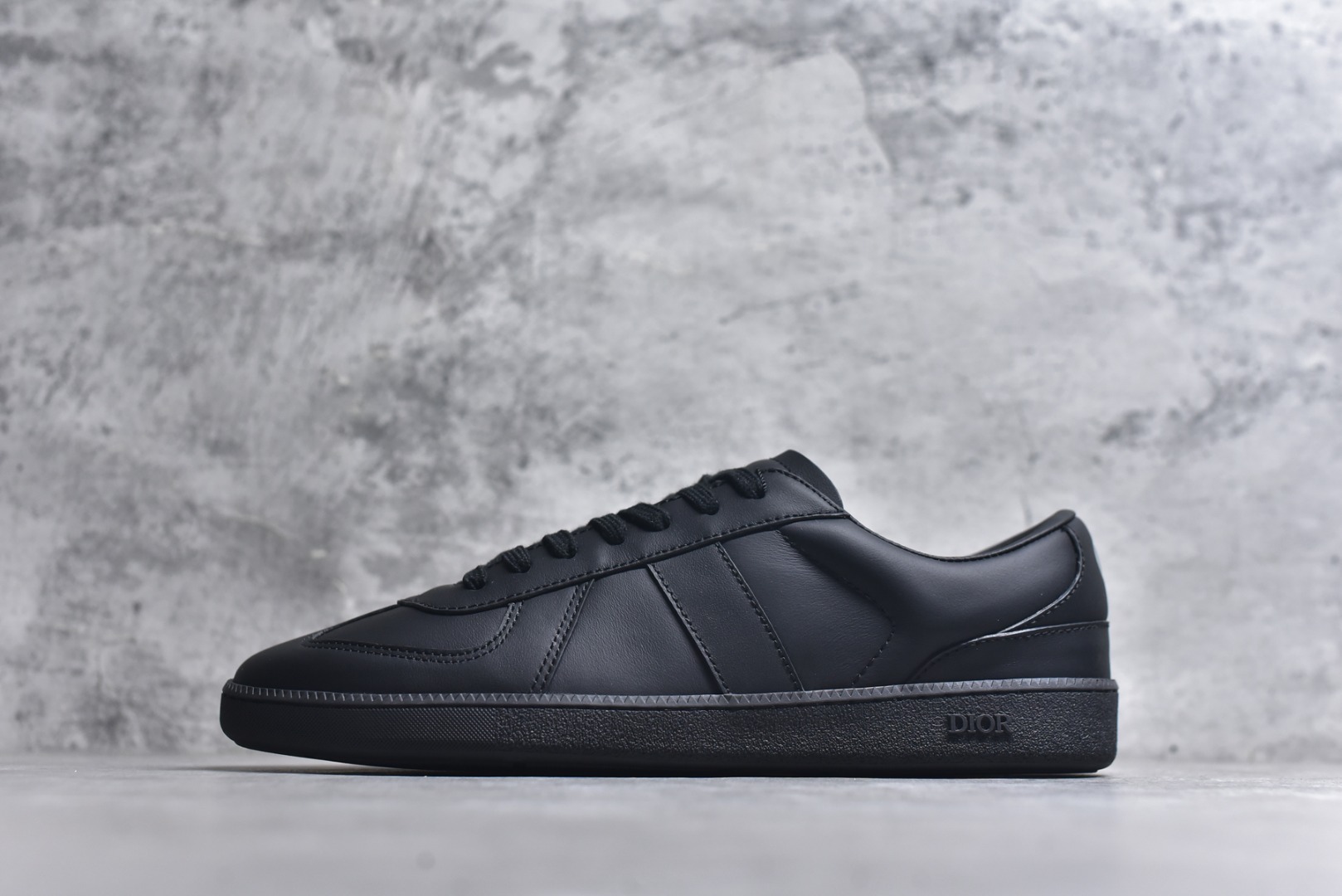 #X1 东莞纯原顶级版本 原版一比一开发 Dior德训鞋 迪奥 B01 Matchpoint 圆头系带低帮 标志着Dior经典款式的回归,以时尚优雅的廓形重新诠释。采用光滑皮革精心制作,鞋舌和内部侧面饰以Dior标志,鞋后跟处饰以CDIcon标志。搭配同色调橡胶鞋底点缀以Dior标志,可与Dior Icons限定 的各式造型搭配,打造精致造型。 尺码：39 40 41 42 43 44 45-选品中心