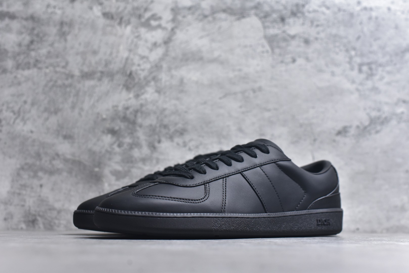 图片[2]-#X1 东莞纯原顶级版本 原版一比一开发 Dior德训鞋 迪奥 B01 Matchpoint 圆头系带低帮 标志着Dior经典款式的回归,以时尚优雅的廓形重新诠释。采用光滑皮革精心制作,鞋舌和内部侧面饰以Dior标志,鞋后跟处饰以CDIcon标志。搭配同色调橡胶鞋底点缀以Dior标志,可与Dior Icons限定 的各式造型搭配,打造精致造型。 尺码：39 40 41 42 43 44 45-选品中心