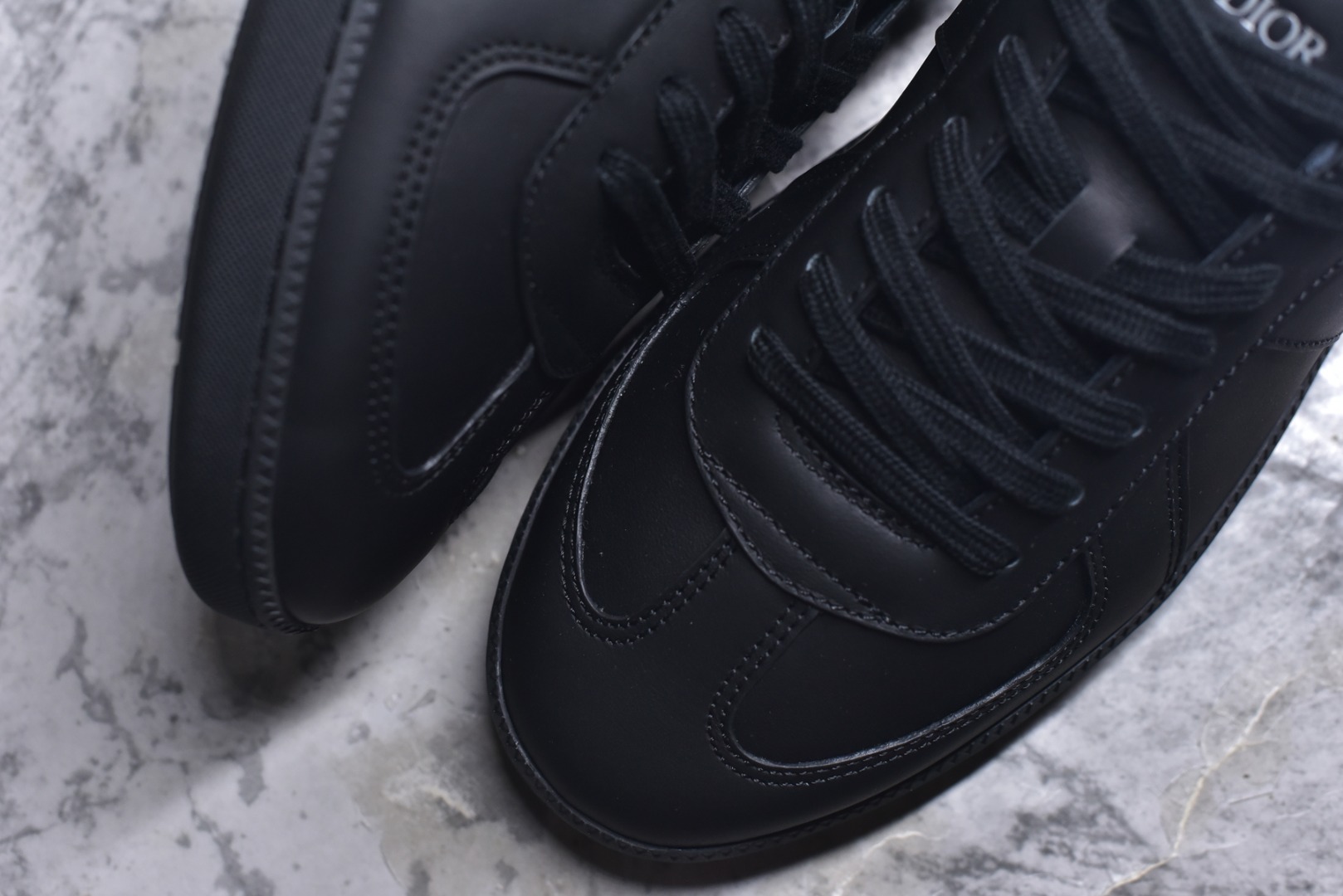 图片[8]-#X1 东莞纯原顶级版本 原版一比一开发 Dior德训鞋 迪奥 B01 Matchpoint 圆头系带低帮 标志着Dior经典款式的回归,以时尚优雅的廓形重新诠释。采用光滑皮革精心制作,鞋舌和内部侧面饰以Dior标志,鞋后跟处饰以CDIcon标志。搭配同色调橡胶鞋底点缀以Dior标志,可与Dior Icons限定 的各式造型搭配,打造精致造型。 尺码：39 40 41 42 43 44 45-选品中心