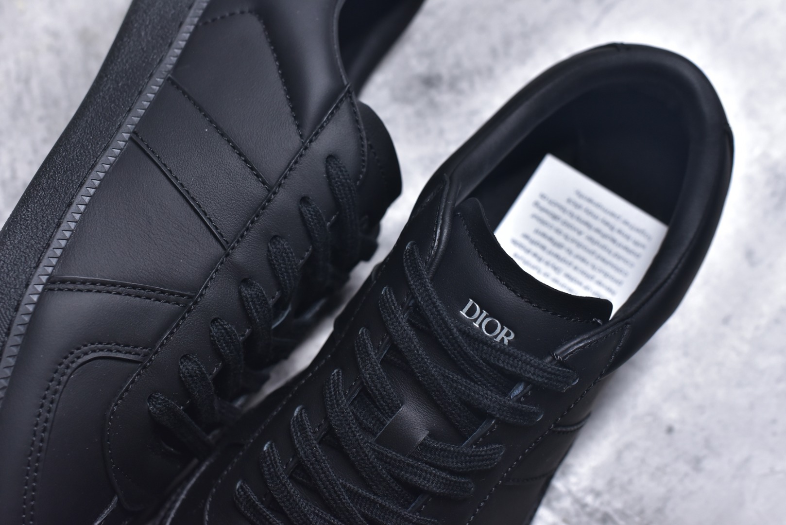 图片[9]-#X1 东莞纯原顶级版本 原版一比一开发 Dior德训鞋 迪奥 B01 Matchpoint 圆头系带低帮 标志着Dior经典款式的回归,以时尚优雅的廓形重新诠释。采用光滑皮革精心制作,鞋舌和内部侧面饰以Dior标志,鞋后跟处饰以CDIcon标志。搭配同色调橡胶鞋底点缀以Dior标志,可与Dior Icons限定 的各式造型搭配,打造精致造型。 尺码：39 40 41 42 43 44 45-选品中心