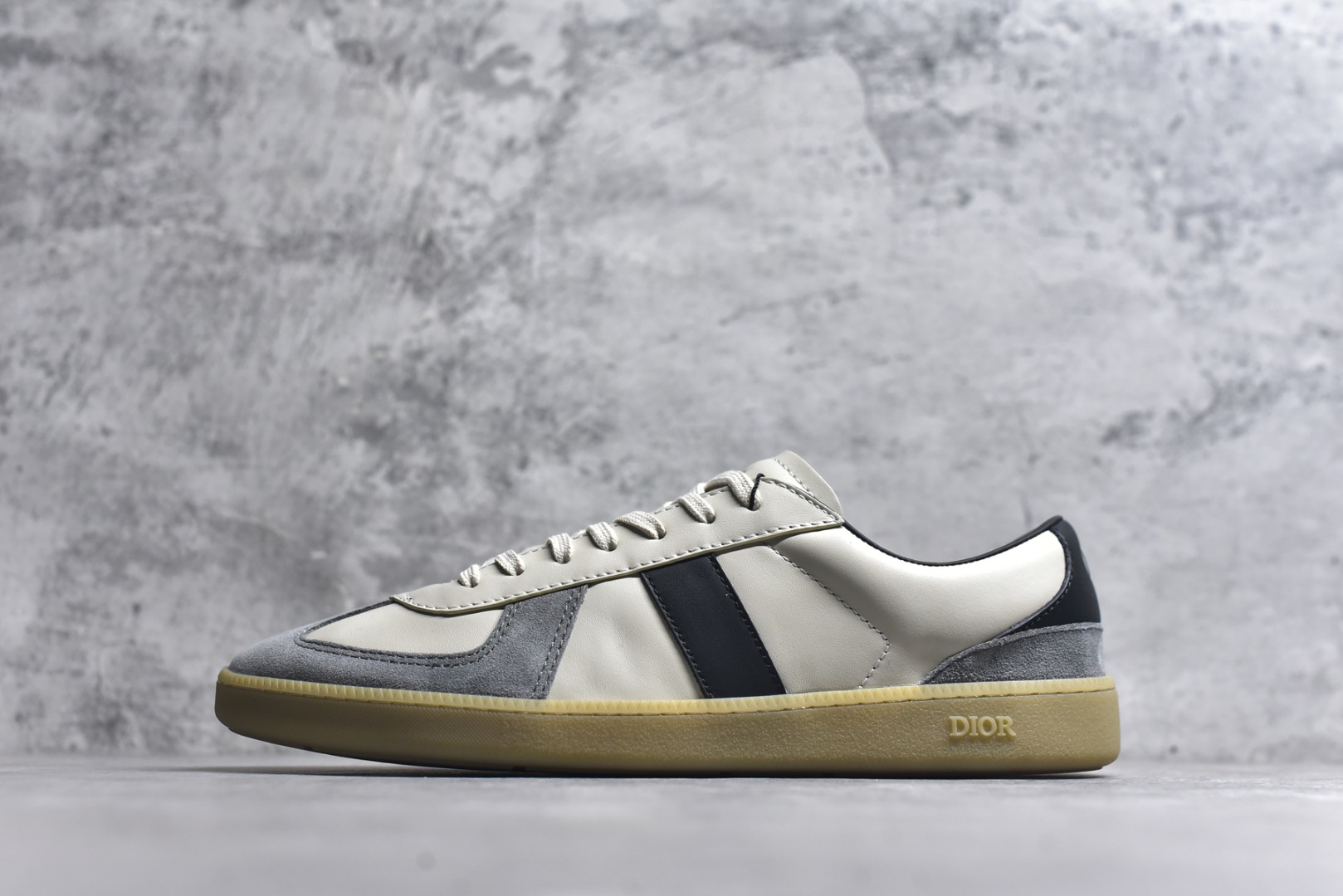 #X1 东莞纯原顶级版本 原版一比一开发 Dior德训鞋 迪奥 B01 Matchpoint 圆头系带低帮 标志着Dior经典款式的回归,以时尚优雅的廓形重新诠释。采用光滑皮革精心制作,鞋舌和内部侧面饰以Dior标志,鞋后跟处饰以CDIcon标志。搭配同色调橡胶鞋底点缀以Dior标志,可与Dior Icons限定 的各式造型搭配,打造精致造型。 尺码：39 40 41 42 43 44 45-选品中心