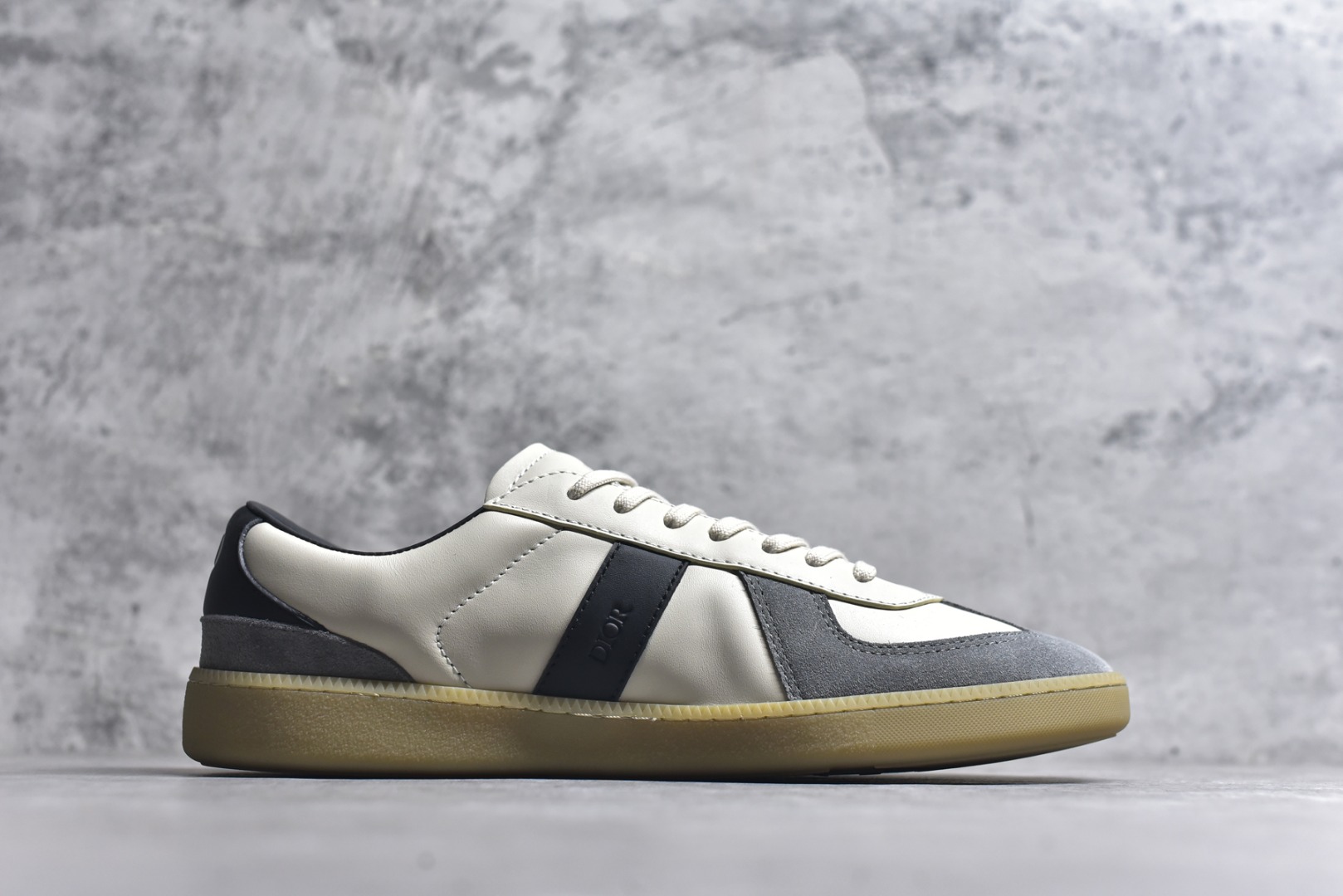 图片[3]-#X1 东莞纯原顶级版本 原版一比一开发 Dior德训鞋 迪奥 B01 Matchpoint 圆头系带低帮 标志着Dior经典款式的回归,以时尚优雅的廓形重新诠释。采用光滑皮革精心制作,鞋舌和内部侧面饰以Dior标志,鞋后跟处饰以CDIcon标志。搭配同色调橡胶鞋底点缀以Dior标志,可与Dior Icons限定 的各式造型搭配,打造精致造型。 尺码：39 40 41 42 43 44 45-选品中心