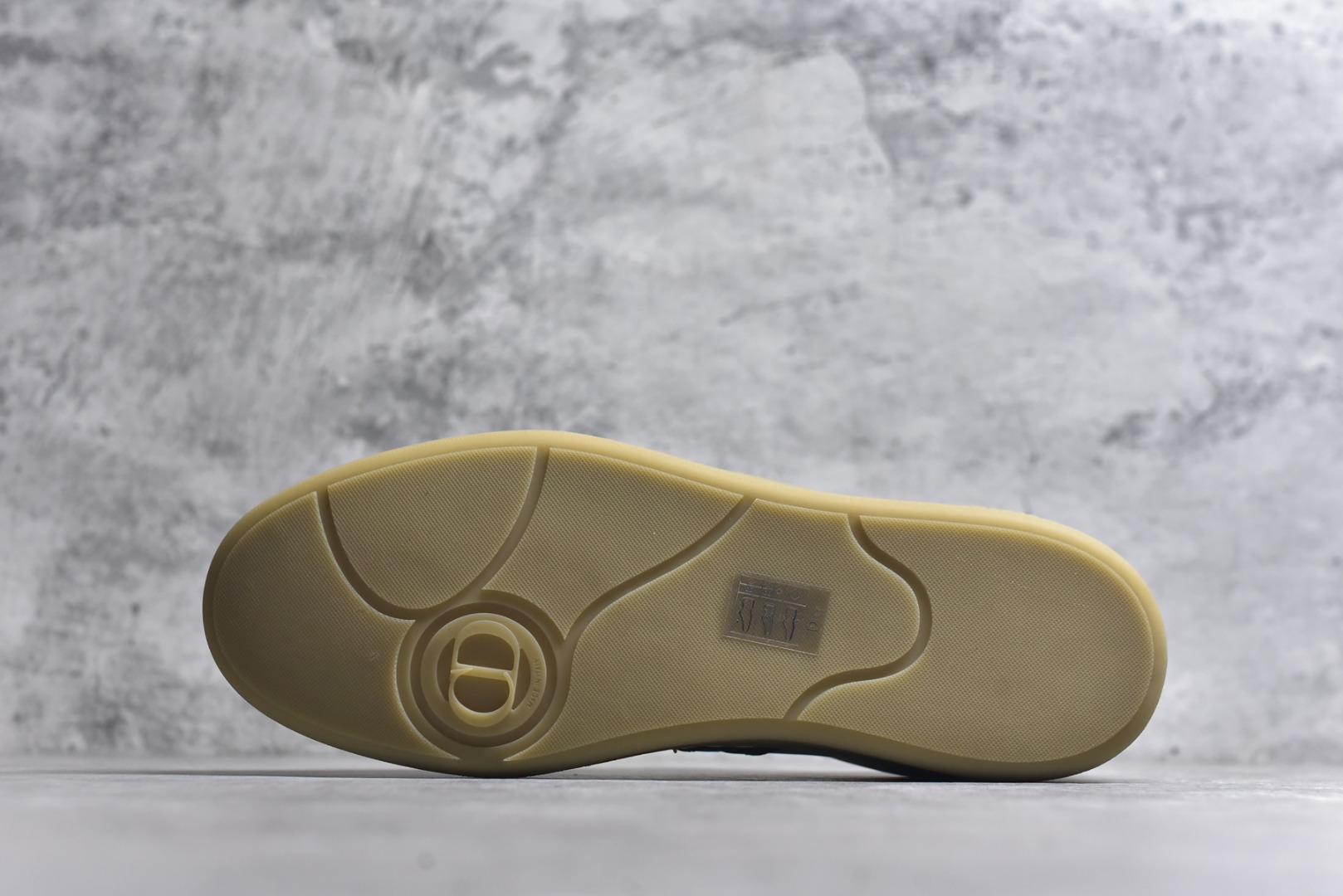 图片[6]-#X1 东莞纯原顶级版本 原版一比一开发 Dior德训鞋 迪奥 B01 Matchpoint 圆头系带低帮 标志着Dior经典款式的回归,以时尚优雅的廓形重新诠释。采用光滑皮革精心制作,鞋舌和内部侧面饰以Dior标志,鞋后跟处饰以CDIcon标志。搭配同色调橡胶鞋底点缀以Dior标志,可与Dior Icons限定 的各式造型搭配,打造精致造型。 尺码：39 40 41 42 43 44 45-选品中心