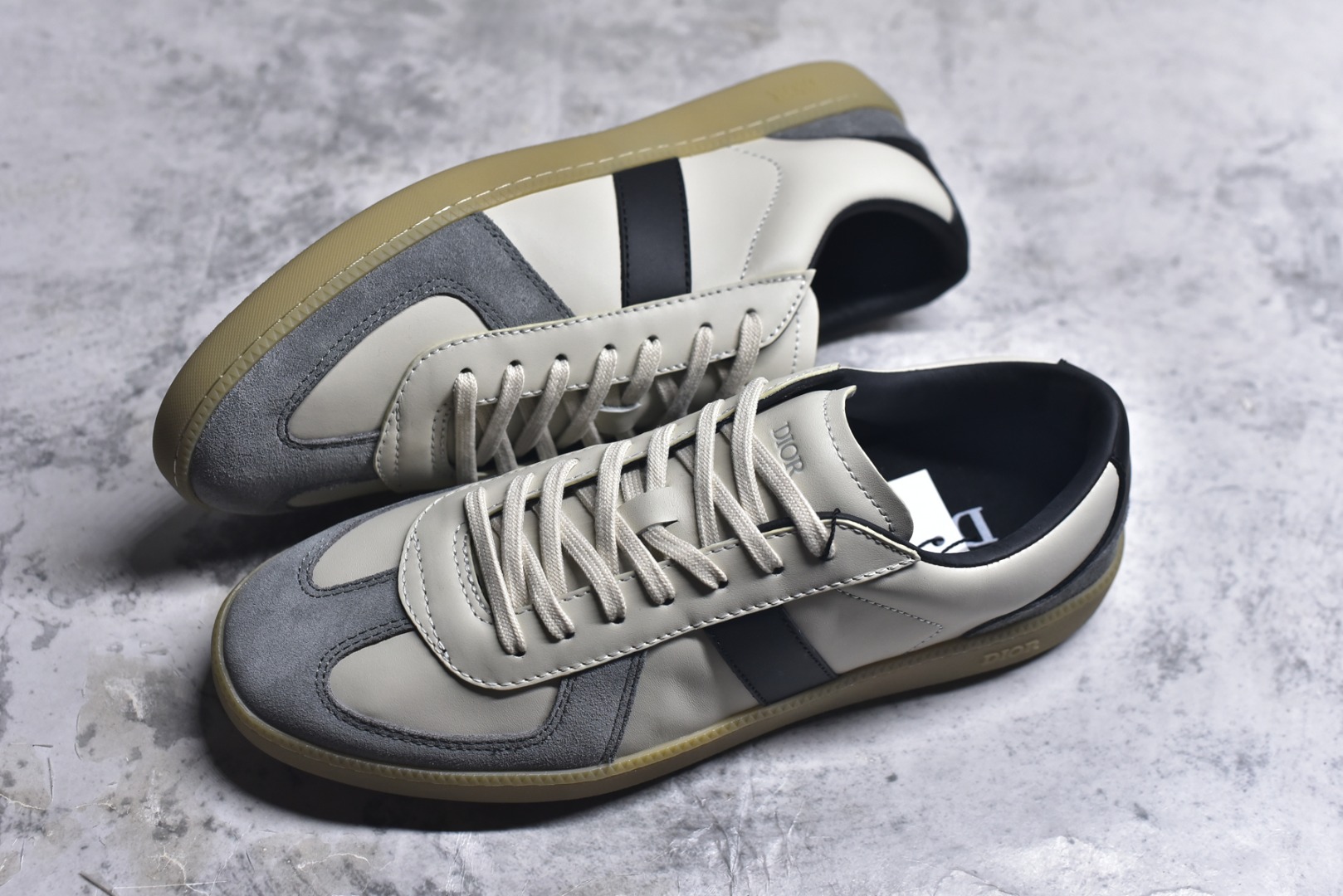 图片[7]-#X1 东莞纯原顶级版本 原版一比一开发 Dior德训鞋 迪奥 B01 Matchpoint 圆头系带低帮 标志着Dior经典款式的回归,以时尚优雅的廓形重新诠释。采用光滑皮革精心制作,鞋舌和内部侧面饰以Dior标志,鞋后跟处饰以CDIcon标志。搭配同色调橡胶鞋底点缀以Dior标志,可与Dior Icons限定 的各式造型搭配,打造精致造型。 尺码：39 40 41 42 43 44 45-选品中心