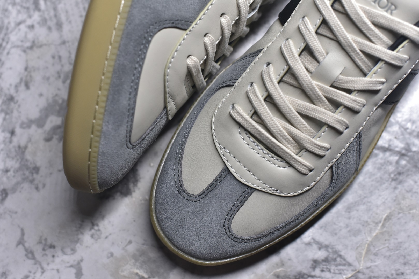 图片[8]-#X1 东莞纯原顶级版本 原版一比一开发 Dior德训鞋 迪奥 B01 Matchpoint 圆头系带低帮 标志着Dior经典款式的回归,以时尚优雅的廓形重新诠释。采用光滑皮革精心制作,鞋舌和内部侧面饰以Dior标志,鞋后跟处饰以CDIcon标志。搭配同色调橡胶鞋底点缀以Dior标志,可与Dior Icons限定 的各式造型搭配,打造精致造型。 尺码：39 40 41 42 43 44 45-选品中心