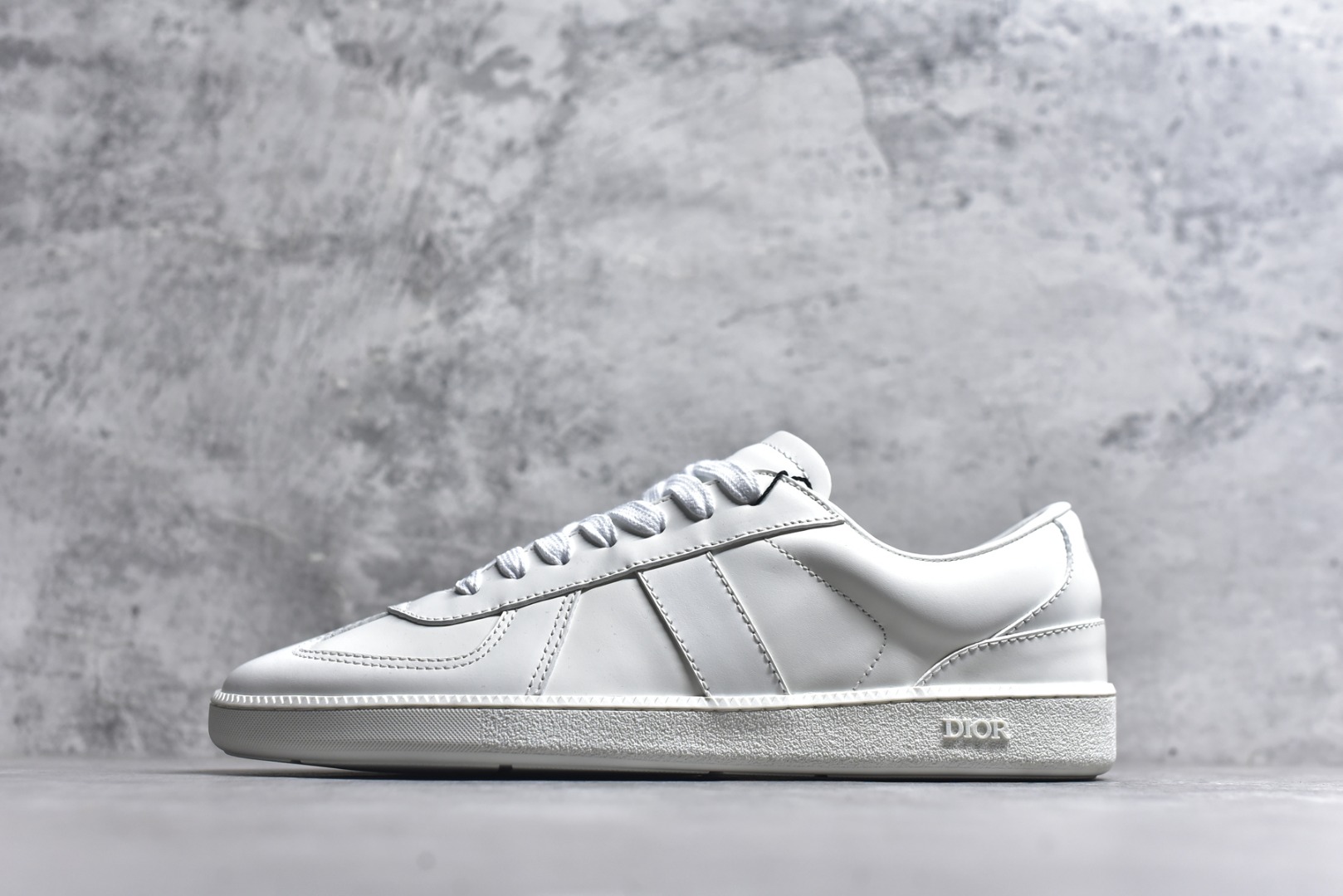 #X1 东莞纯原顶级版本 原版一比一开发 Dior德训鞋 迪奥 B01 Matchpoint 圆头系带低帮 标志着Dior经典款式的回归,以时尚优雅的廓形重新诠释。采用光滑皮革精心制作,鞋舌和内部侧面饰以Dior标志,鞋后跟处饰以CDIcon标志。搭配同色调橡胶鞋底点缀以Dior标志,可与Dior Icons限定 的各式造型搭配,打造精致造型。 尺码：39 40 41 42 43 44 45-选品中心