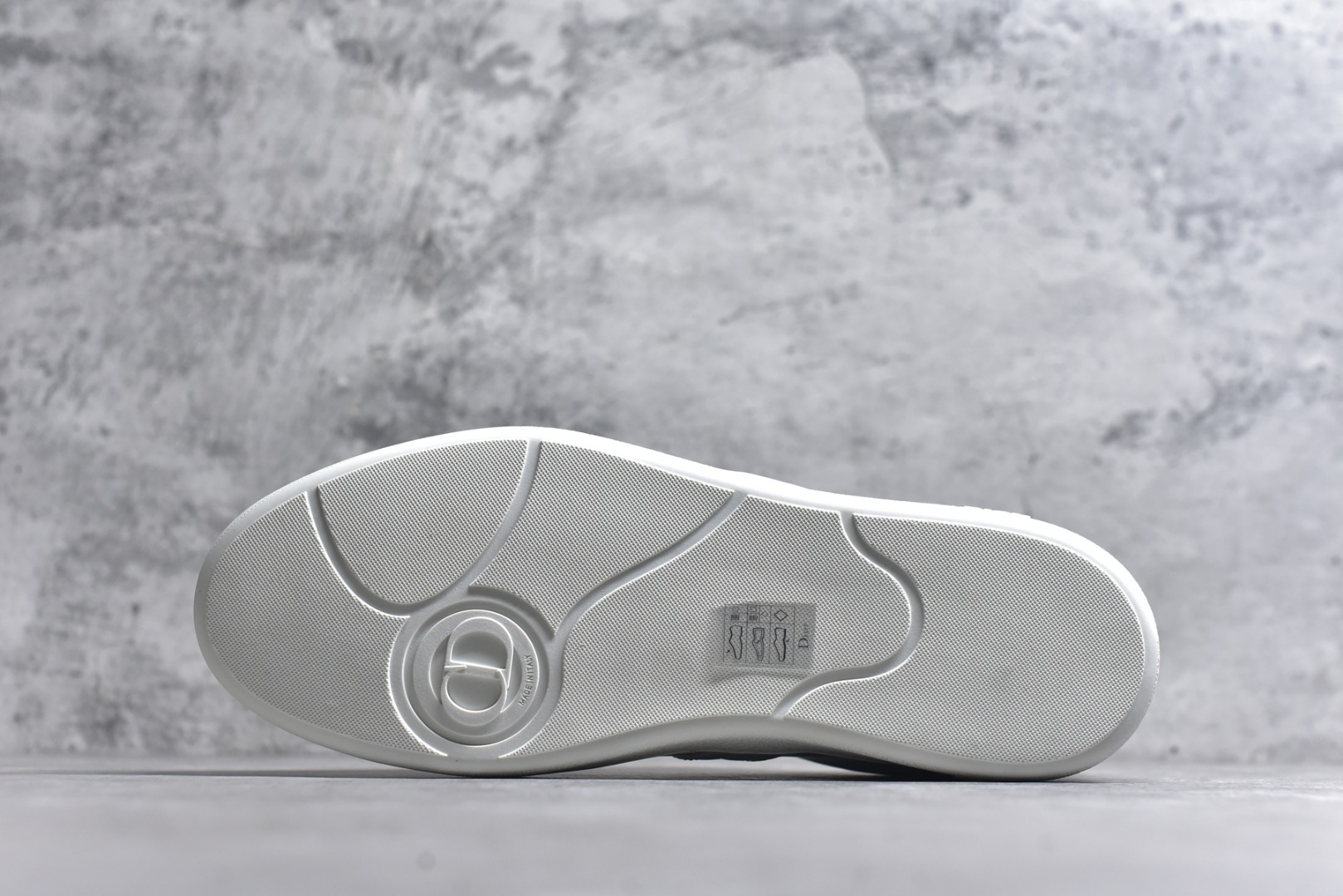 图片[6]-#X1 东莞纯原顶级版本 原版一比一开发 Dior德训鞋 迪奥 B01 Matchpoint 圆头系带低帮 标志着Dior经典款式的回归,以时尚优雅的廓形重新诠释。采用光滑皮革精心制作,鞋舌和内部侧面饰以Dior标志,鞋后跟处饰以CDIcon标志。搭配同色调橡胶鞋底点缀以Dior标志,可与Dior Icons限定 的各式造型搭配,打造精致造型。 尺码：39 40 41 42 43 44 45-选品中心