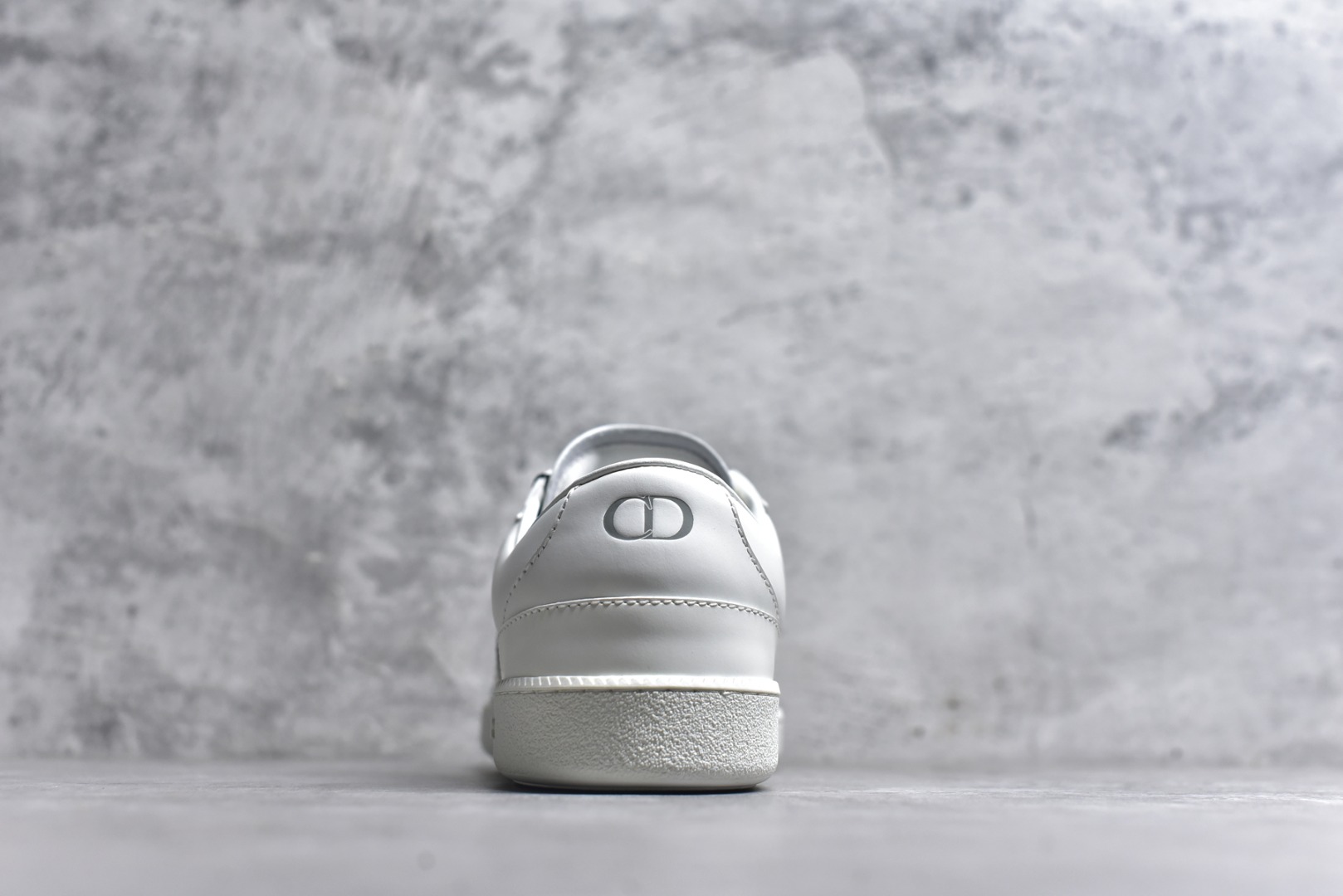 图片[5]-#X1 东莞纯原顶级版本 原版一比一开发 Dior德训鞋 迪奥 B01 Matchpoint 圆头系带低帮 标志着Dior经典款式的回归,以时尚优雅的廓形重新诠释。采用光滑皮革精心制作,鞋舌和内部侧面饰以Dior标志,鞋后跟处饰以CDIcon标志。搭配同色调橡胶鞋底点缀以Dior标志,可与Dior Icons限定 的各式造型搭配,打造精致造型。 尺码：39 40 41 42 43 44 45-选品中心