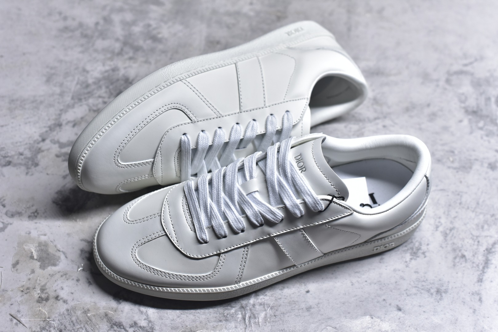 图片[7]-#X1 东莞纯原顶级版本 原版一比一开发 Dior德训鞋 迪奥 B01 Matchpoint 圆头系带低帮 标志着Dior经典款式的回归,以时尚优雅的廓形重新诠释。采用光滑皮革精心制作,鞋舌和内部侧面饰以Dior标志,鞋后跟处饰以CDIcon标志。搭配同色调橡胶鞋底点缀以Dior标志,可与Dior Icons限定 的各式造型搭配,打造精致造型。 尺码：39 40 41 42 43 44 45-选品中心