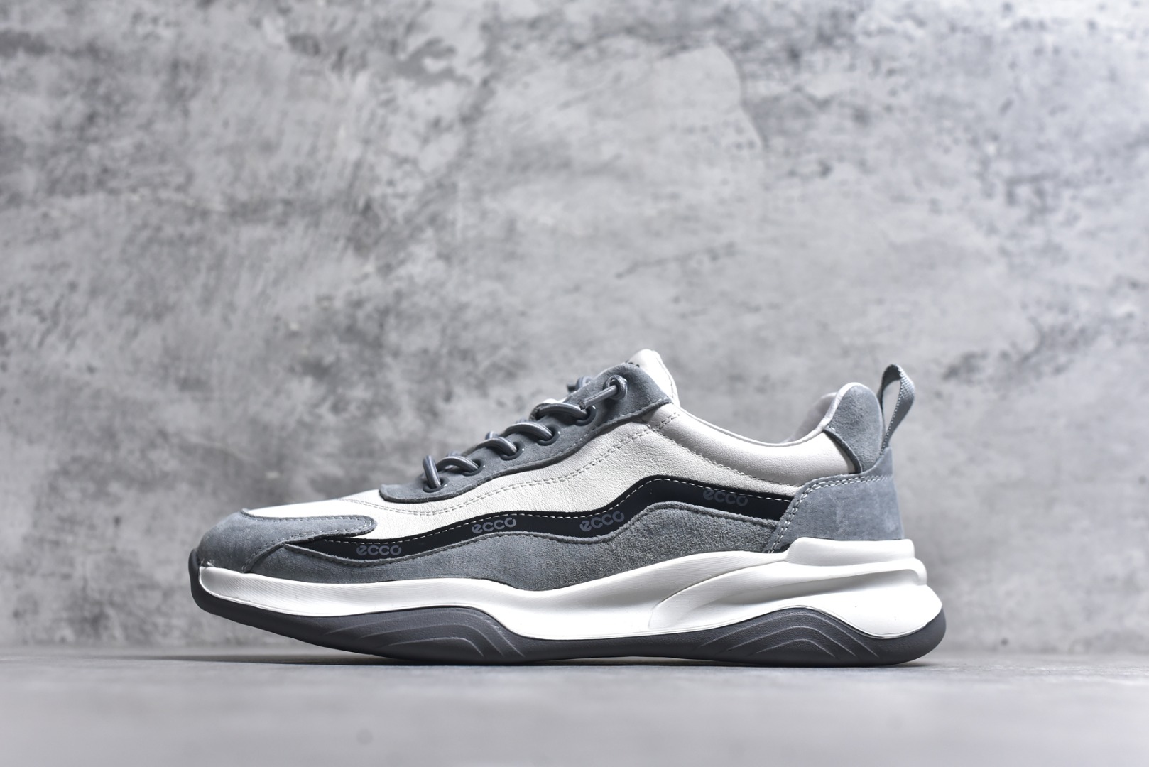 #Ecco 爱步秋冬款 柔酷8号系列运动休闲鞋 #经典和现代工艺品质融合 精选小牛皮面料 百搭休闲老爹鞋 舒适性相当不错 版型楦型非常到位上脚 专柜热销款 独有鞋型设计 特有LOGO车边 特别有型 北欧风格 舒适 休闲保暖 超弹性 耐磨 减震 按摩大底(PU+TPU 组合）经典潮流 随意搭配！ 货号：996637 尺码：38 39 40 41 42 43 44 皮鞋码-选品中心