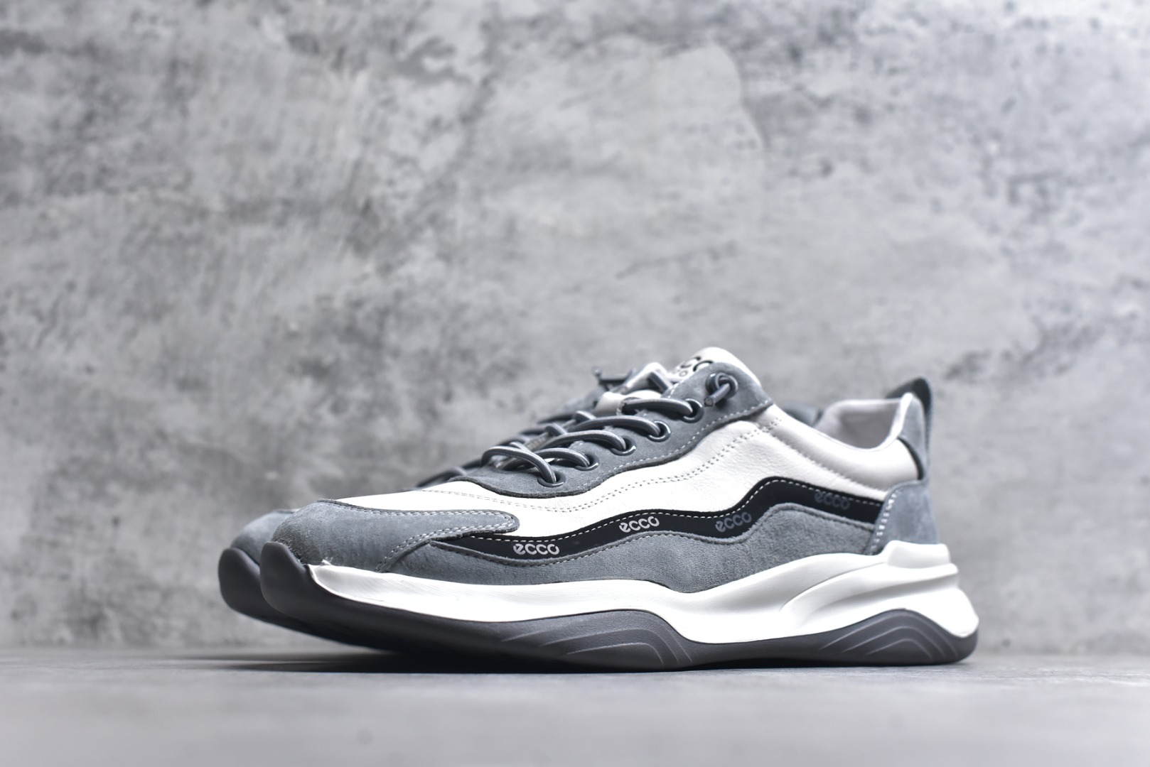 图片[2]-#Ecco 爱步秋冬款 柔酷8号系列运动休闲鞋 #经典和现代工艺品质融合 精选小牛皮面料 百搭休闲老爹鞋 舒适性相当不错 版型楦型非常到位上脚 专柜热销款 独有鞋型设计 特有LOGO车边 特别有型 北欧风格 舒适 休闲保暖 超弹性 耐磨 减震 按摩大底(PU+TPU 组合）经典潮流 随意搭配！ 货号：996637 尺码：38 39 40 41 42 43 44 皮鞋码-选品中心