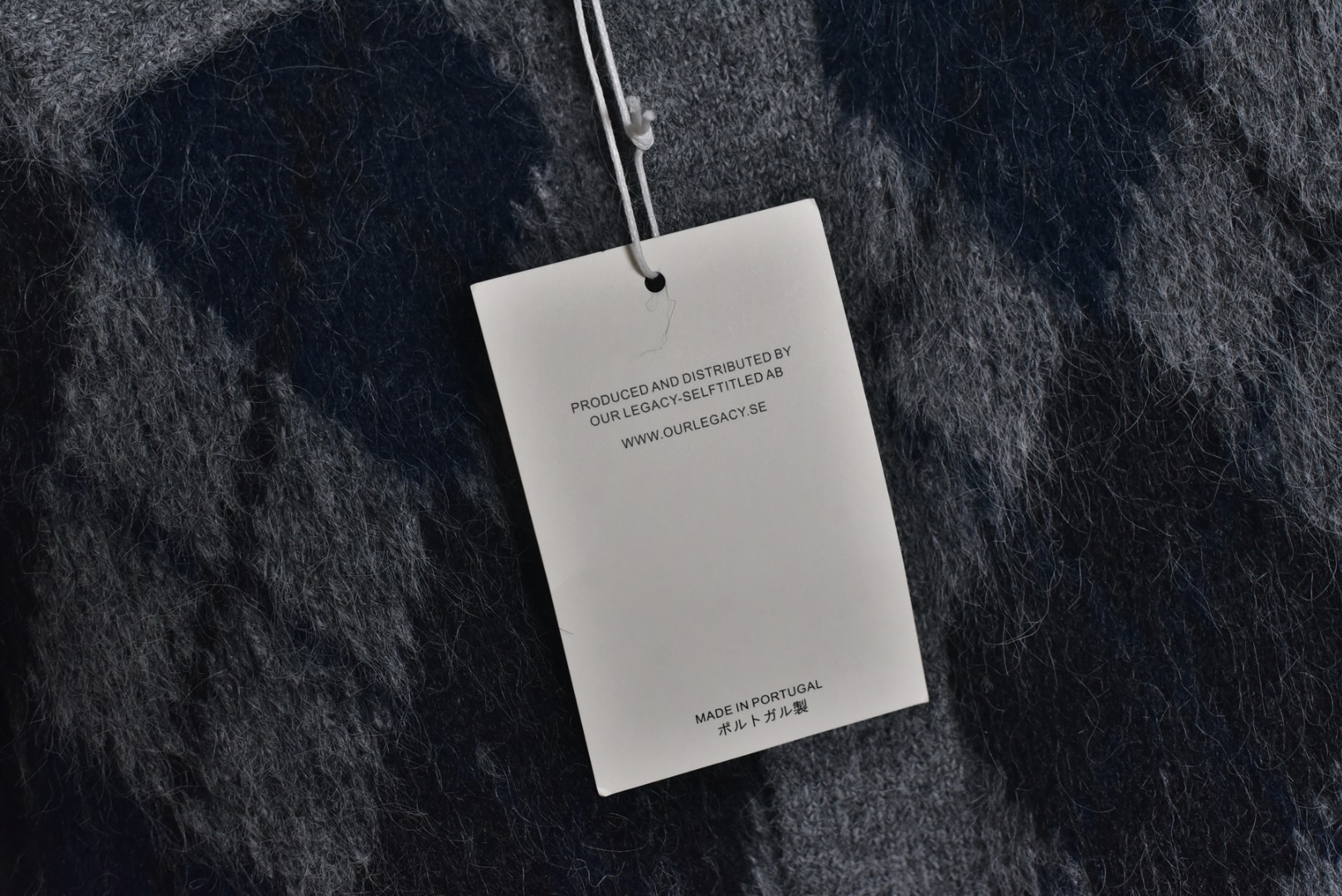 图片[6]-#OUR LEGACY 菱格马海毛Polo开衫外套 甄选优质混纺面料，8%绵柔羊毛，锁住温暖；21%韧性尼龙，增加耐穿度；59%再生环保纤维，呼应绿色时尚；再点缀1%弹力氨纶，于细节处确保活动自如，立体菱形格纹，经典学院风元素叠加宽松廓形，复古中透出松弛感，马海毛混纺质感，绒面细腻蓬松，阳光下泛着柔和光泽，提升整体高级感，前短后长剪裁，修饰身材比例，侧面线条显瘦修长，定制辅料三标，男女同款 尺码：S-L-选品中心