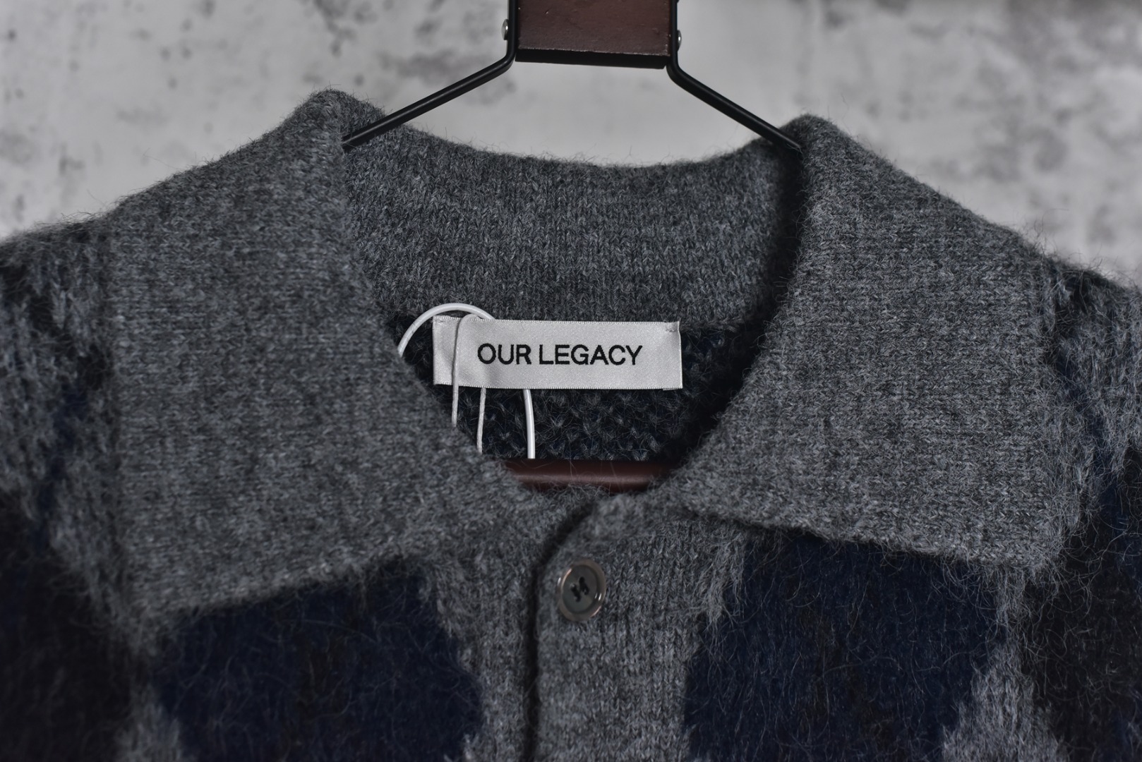 图片[3]-#OUR LEGACY 菱格马海毛Polo开衫外套 甄选优质混纺面料，8%绵柔羊毛，锁住温暖；21%韧性尼龙，增加耐穿度；59%再生环保纤维，呼应绿色时尚；再点缀1%弹力氨纶，于细节处确保活动自如，立体菱形格纹，经典学院风元素叠加宽松廓形，复古中透出松弛感，马海毛混纺质感，绒面细腻蓬松，阳光下泛着柔和光泽，提升整体高级感，前短后长剪裁，修饰身材比例，侧面线条显瘦修长，定制辅料三标，男女同款 尺码：S-L-选品中心