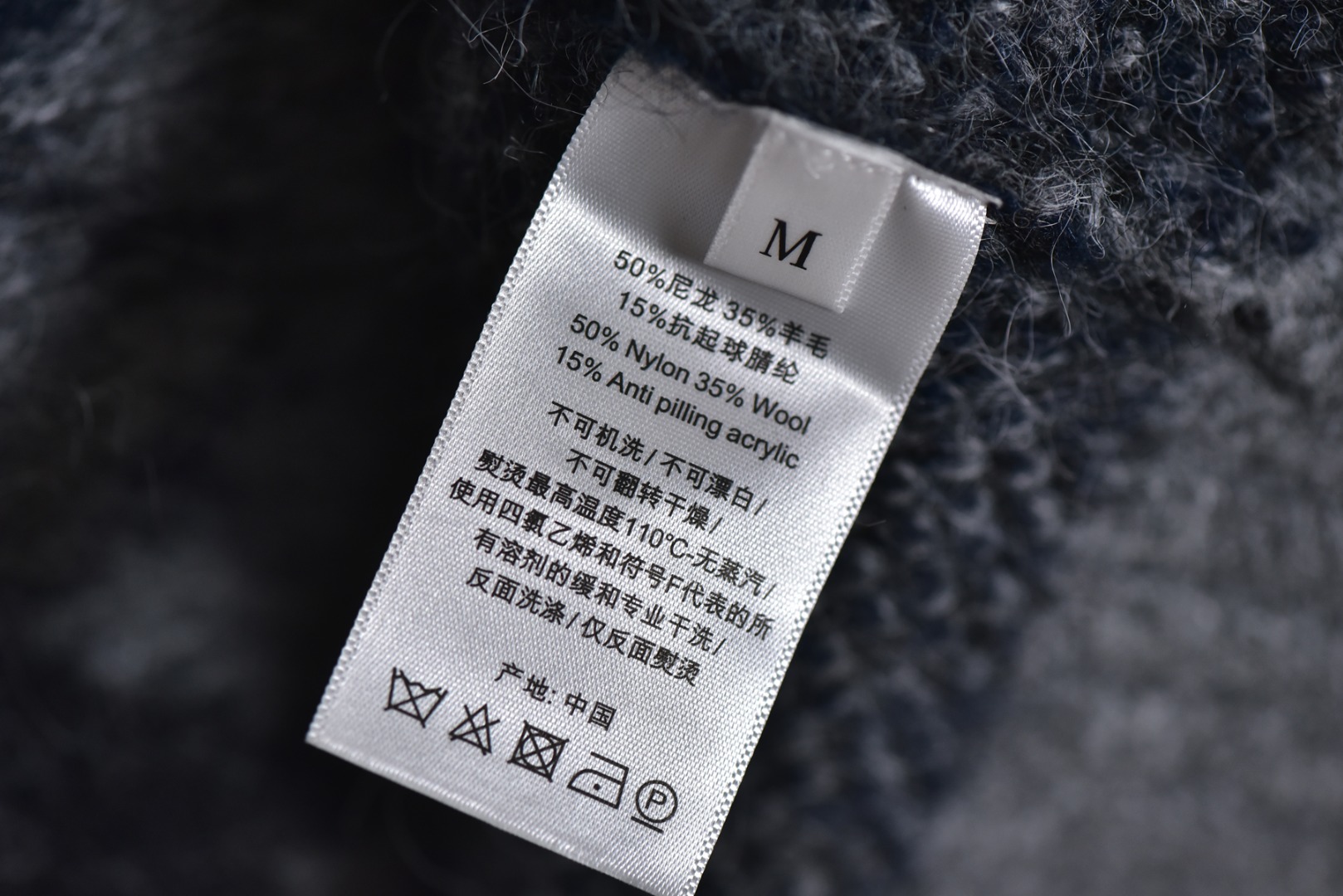 图片[7]-#OUR LEGACY 菱格马海毛Polo开衫外套 甄选优质混纺面料，8%绵柔羊毛，锁住温暖；21%韧性尼龙，增加耐穿度；59%再生环保纤维，呼应绿色时尚；再点缀1%弹力氨纶，于细节处确保活动自如，立体菱形格纹，经典学院风元素叠加宽松廓形，复古中透出松弛感，马海毛混纺质感，绒面细腻蓬松，阳光下泛着柔和光泽，提升整体高级感，前短后长剪裁，修饰身材比例，侧面线条显瘦修长，定制辅料三标，男女同款 尺码：S-L-选品中心