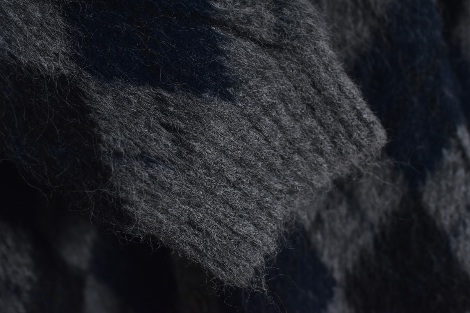 图片[5]-#OUR LEGACY 菱格马海毛Polo开衫外套 甄选优质混纺面料，8%绵柔羊毛，锁住温暖；21%韧性尼龙，增加耐穿度；59%再生环保纤维，呼应绿色时尚；再点缀1%弹力氨纶，于细节处确保活动自如，立体菱形格纹，经典学院风元素叠加宽松廓形，复古中透出松弛感，马海毛混纺质感，绒面细腻蓬松，阳光下泛着柔和光泽，提升整体高级感，前短后长剪裁，修饰身材比例，侧面线条显瘦修长，定制辅料三标，男女同款 尺码：S-L-选品中心