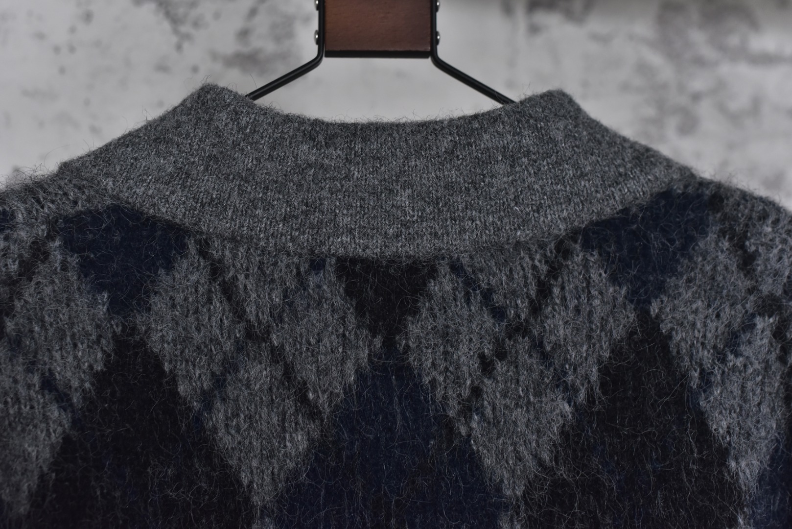 图片[8]-#OUR LEGACY 菱格马海毛Polo开衫外套 甄选优质混纺面料，8%绵柔羊毛，锁住温暖；21%韧性尼龙，增加耐穿度；59%再生环保纤维，呼应绿色时尚；再点缀1%弹力氨纶，于细节处确保活动自如，立体菱形格纹，经典学院风元素叠加宽松廓形，复古中透出松弛感，马海毛混纺质感，绒面细腻蓬松，阳光下泛着柔和光泽，提升整体高级感，前短后长剪裁，修饰身材比例，侧面线条显瘦修长，定制辅料三标，男女同款 尺码：S-L-选品中心