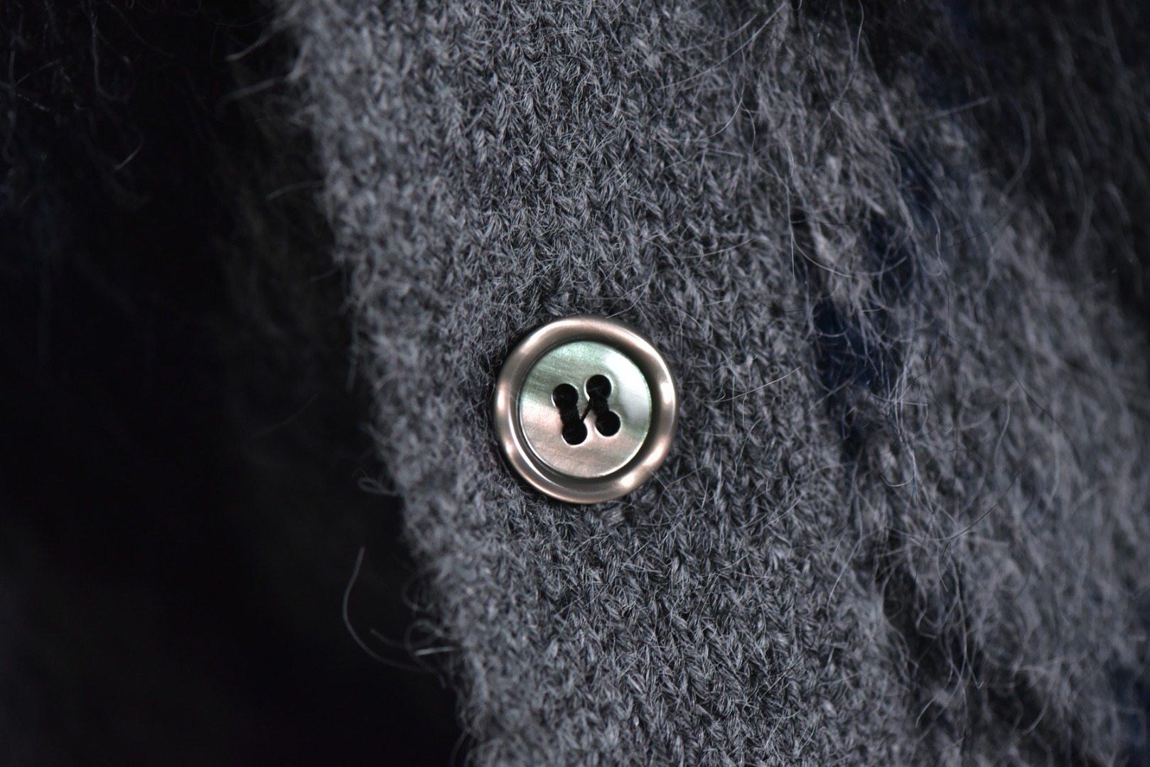 图片[4]-#OUR LEGACY 菱格马海毛Polo开衫外套 甄选优质混纺面料，8%绵柔羊毛，锁住温暖；21%韧性尼龙，增加耐穿度；59%再生环保纤维，呼应绿色时尚；再点缀1%弹力氨纶，于细节处确保活动自如，立体菱形格纹，经典学院风元素叠加宽松廓形，复古中透出松弛感，马海毛混纺质感，绒面细腻蓬松，阳光下泛着柔和光泽，提升整体高级感，前短后长剪裁，修饰身材比例，侧面线条显瘦修长，定制辅料三标，男女同款 尺码：S-L-选品中心