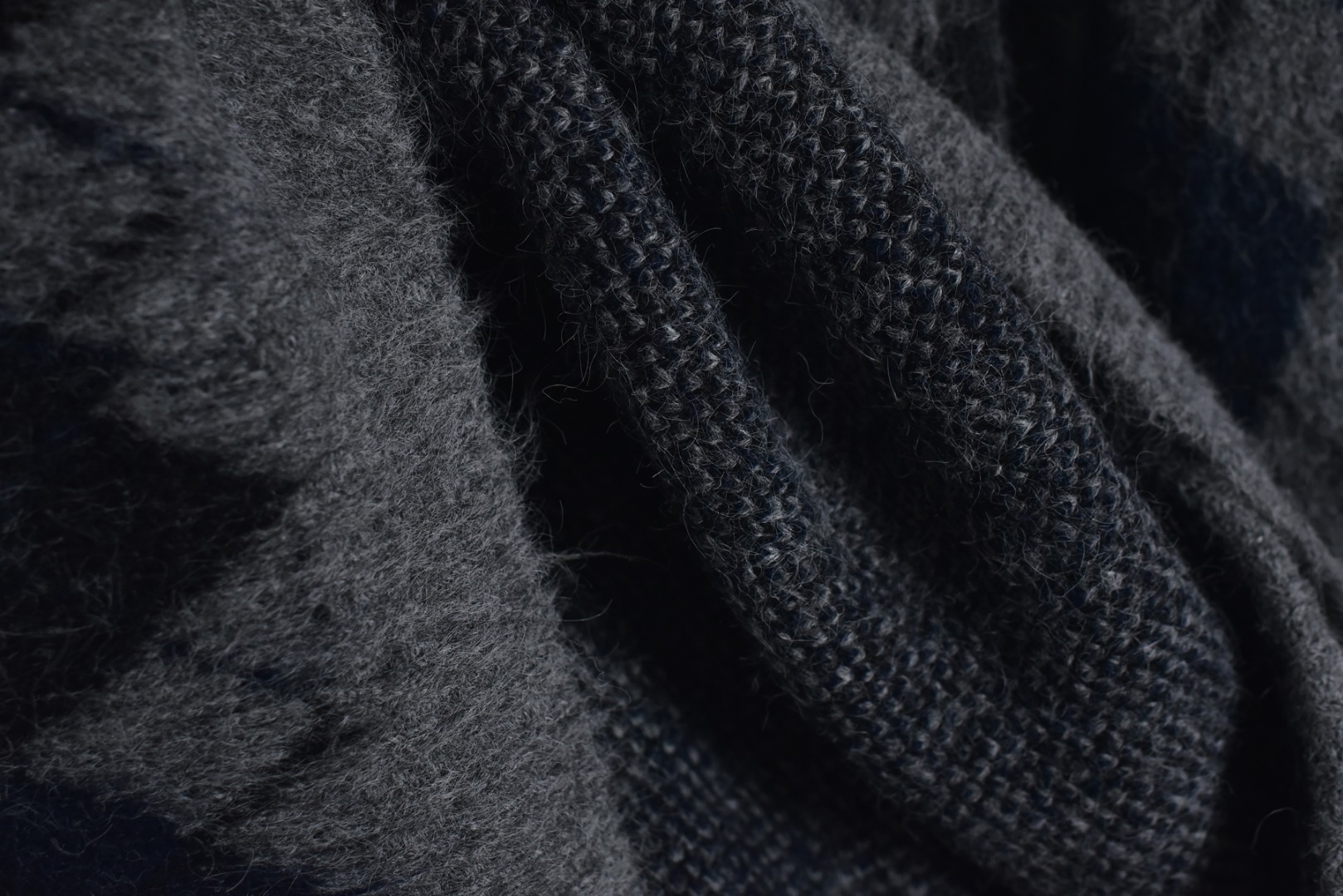 图片[9]-#OUR LEGACY 菱格马海毛Polo开衫外套 甄选优质混纺面料，8%绵柔羊毛，锁住温暖；21%韧性尼龙，增加耐穿度；59%再生环保纤维，呼应绿色时尚；再点缀1%弹力氨纶，于细节处确保活动自如，立体菱形格纹，经典学院风元素叠加宽松廓形，复古中透出松弛感，马海毛混纺质感，绒面细腻蓬松，阳光下泛着柔和光泽，提升整体高级感，前短后长剪裁，修饰身材比例，侧面线条显瘦修长，定制辅料三标，男女同款 尺码：S-L-选品中心