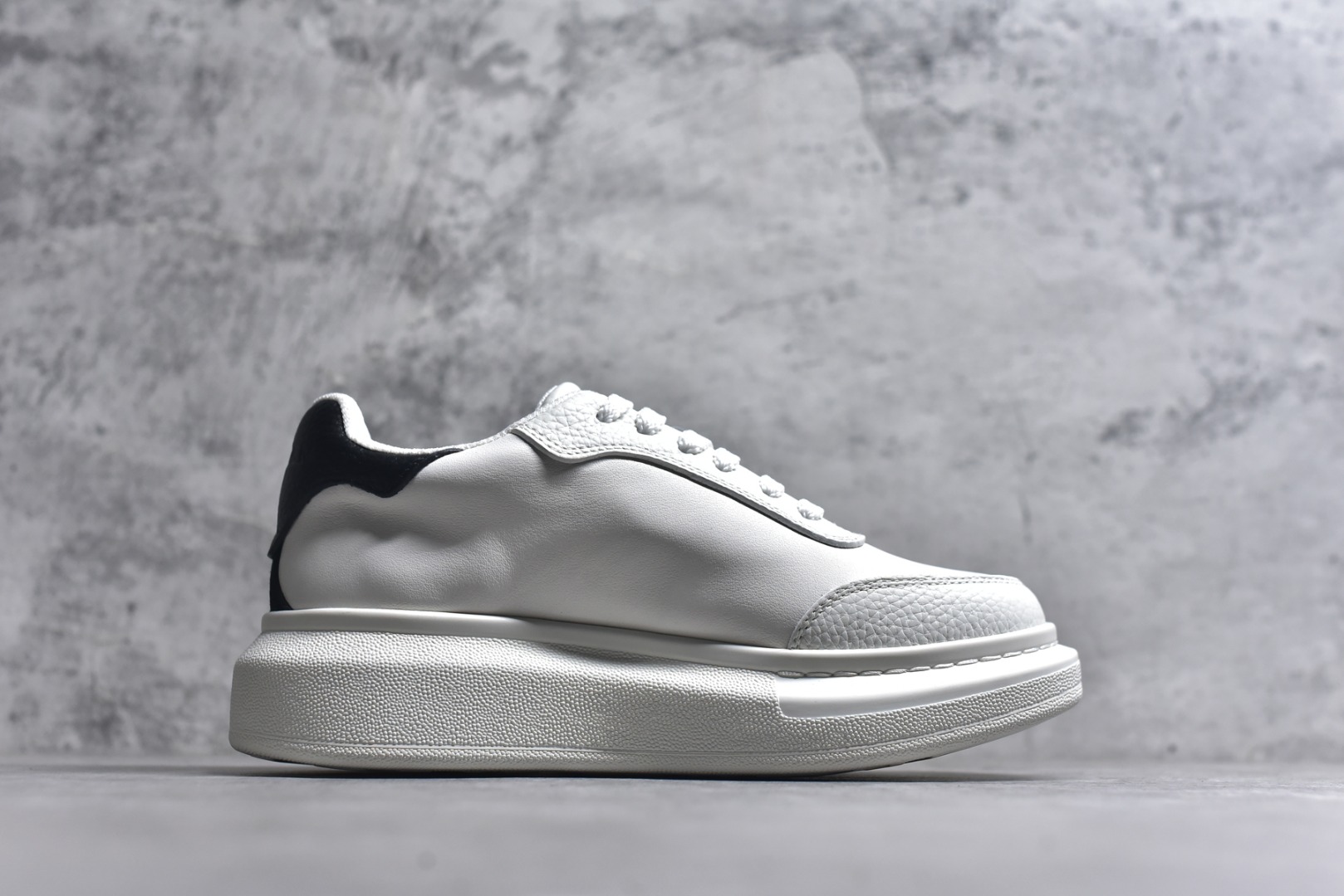 图片[3]-#Alexander McQueen 亚历山大麦昆小白鞋二代 东莞纯原 现市场所售版本天花板一梯队级别 原鞋在手可对比 可提供拍摄 高端零售客户最爱厚底增高小白鞋 正品购回原版开发 鞋底厚4.5cm 全鞋面进口牛皮 丝绸亚光原版水染羊皮内里 牛皮垫脚 回弹度到位 耐磨舒适 （⚠官方同步尺码带半码）全套得物毒盒蓝色外包盒 加厚层工艺原盒 并赠送极品丝带和购物袋 中底附带厂标钢印 女码中底和原版一致的13钉工艺（作用是小钉弯曲后可将中底与帮脚抓得更紧密）鞋盒贴标使用了高精密打印机，清晰与原版一致赠送加厚麻布防尘袋 闲置时可使用防尘 尺码：35-45 官网一致尺码-选品中心