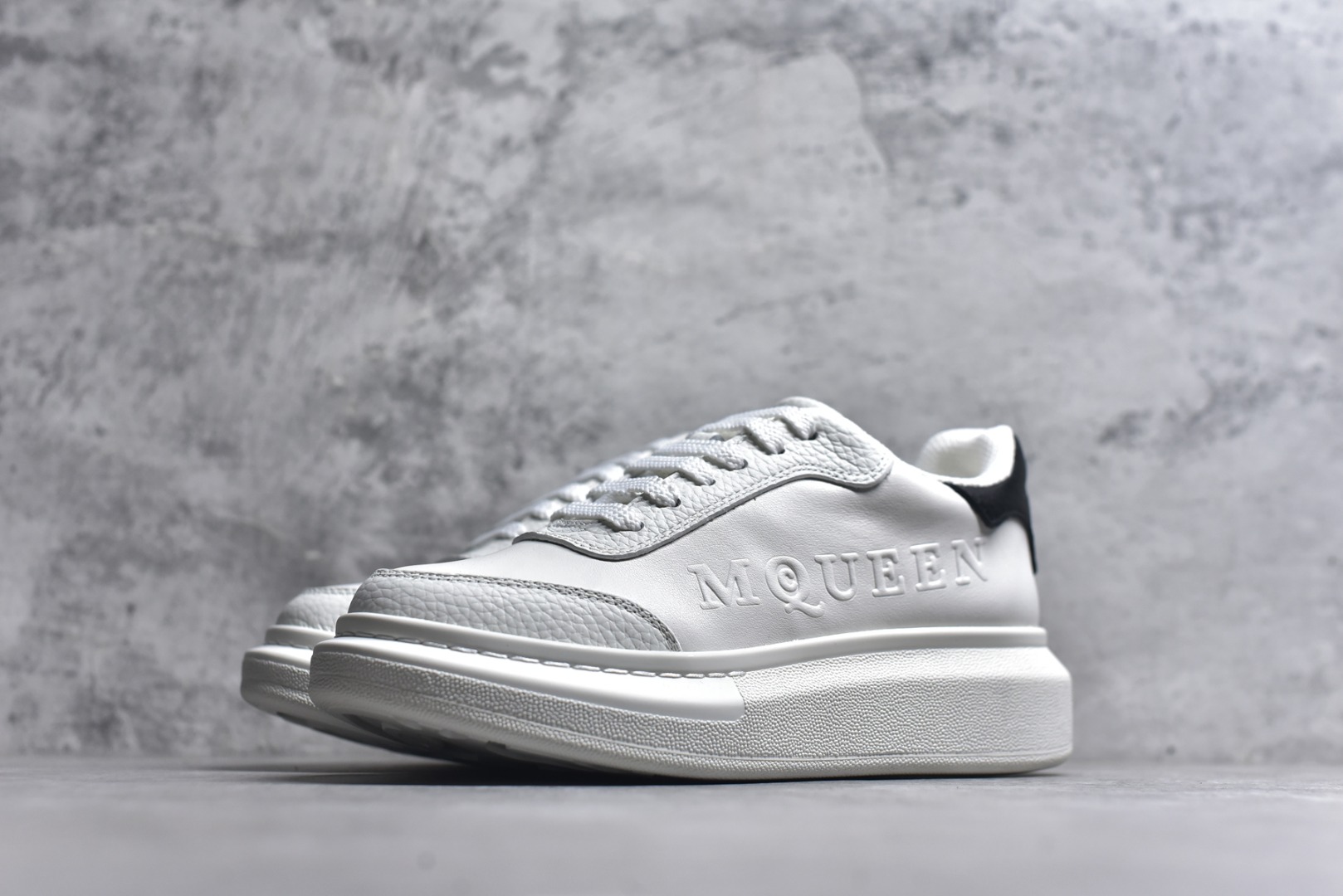 图片[2]-#Alexander McQueen 亚历山大麦昆小白鞋二代 东莞纯原 现市场所售版本天花板一梯队级别 原鞋在手可对比 可提供拍摄 高端零售客户最爱厚底增高小白鞋 正品购回原版开发 鞋底厚4.5cm 全鞋面进口牛皮 丝绸亚光原版水染羊皮内里 牛皮垫脚 回弹度到位 耐磨舒适 （⚠官方同步尺码带半码）全套得物毒盒蓝色外包盒 加厚层工艺原盒 并赠送极品丝带和购物袋 中底附带厂标钢印 女码中底和原版一致的13钉工艺（作用是小钉弯曲后可将中底与帮脚抓得更紧密）鞋盒贴标使用了高精密打印机，清晰与原版一致赠送加厚麻布防尘袋 闲置时可使用防尘 尺码：35-45 官网一致尺码-选品中心