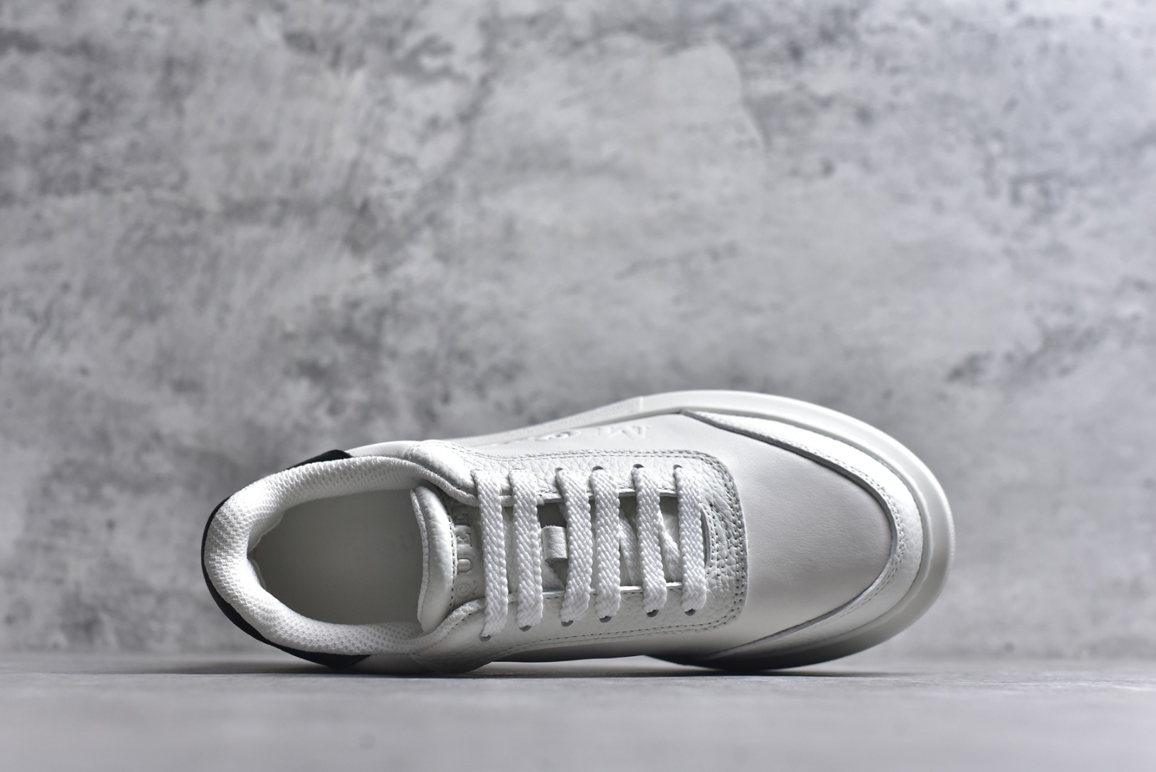 图片[4]-#Alexander McQueen 亚历山大麦昆小白鞋二代 东莞纯原 现市场所售版本天花板一梯队级别 原鞋在手可对比 可提供拍摄 高端零售客户最爱厚底增高小白鞋 正品购回原版开发 鞋底厚4.5cm 全鞋面进口牛皮 丝绸亚光原版水染羊皮内里 牛皮垫脚 回弹度到位 耐磨舒适 （⚠官方同步尺码带半码）全套得物毒盒蓝色外包盒 加厚层工艺原盒 并赠送极品丝带和购物袋 中底附带厂标钢印 女码中底和原版一致的13钉工艺（作用是小钉弯曲后可将中底与帮脚抓得更紧密）鞋盒贴标使用了高精密打印机，清晰与原版一致赠送加厚麻布防尘袋 闲置时可使用防尘 尺码：35-45 官网一致尺码-选品中心