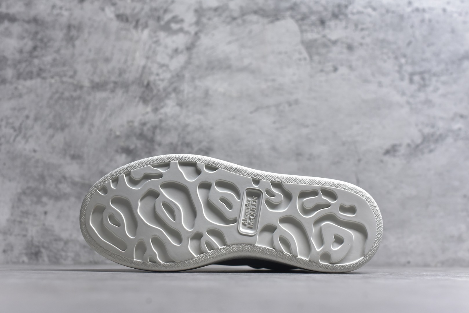 图片[6]-#Alexander McQueen 亚历山大麦昆小白鞋二代 东莞纯原 现市场所售版本天花板一梯队级别 原鞋在手可对比 可提供拍摄 高端零售客户最爱厚底增高小白鞋 正品购回原版开发 鞋底厚4.5cm 全鞋面进口牛皮 丝绸亚光原版水染羊皮内里 牛皮垫脚 回弹度到位 耐磨舒适 （⚠官方同步尺码带半码）全套得物毒盒蓝色外包盒 加厚层工艺原盒 并赠送极品丝带和购物袋 中底附带厂标钢印 女码中底和原版一致的13钉工艺（作用是小钉弯曲后可将中底与帮脚抓得更紧密）鞋盒贴标使用了高精密打印机，清晰与原版一致赠送加厚麻布防尘袋 闲置时可使用防尘 尺码：35-45 官网一致尺码-选品中心