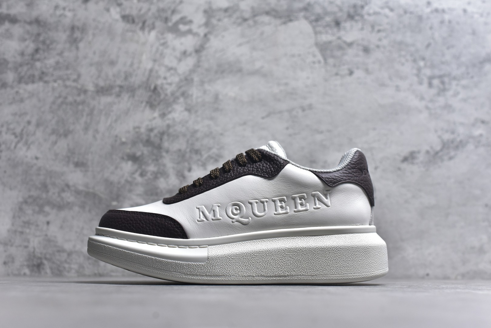 #Alexander McQueen 亚历山大麦昆小白鞋二代 东莞纯原 现市场所售版本天花板一梯队级别 原鞋在手可对比 可提供拍摄 高端零售客户最爱厚底增高小白鞋 正品购回原版开发 鞋底厚4.5cm 全鞋面进口牛皮 丝绸亚光原版水染羊皮内里 牛皮垫脚 回弹度到位 耐磨舒适 （⚠官方同步尺码带半码）全套得物毒盒蓝色外包盒 加厚层工艺原盒 并赠送极品丝带和购物袋 中底附带厂标钢印 女码中底和原版一致的13钉工艺（作用是小钉弯曲后可将中底与帮脚抓得更紧密）鞋盒贴标使用了高精密打印机，清晰与原版一致赠送加厚麻布防尘袋 闲置时可使用防尘 尺码：35-45 官网一致尺码-选品中心