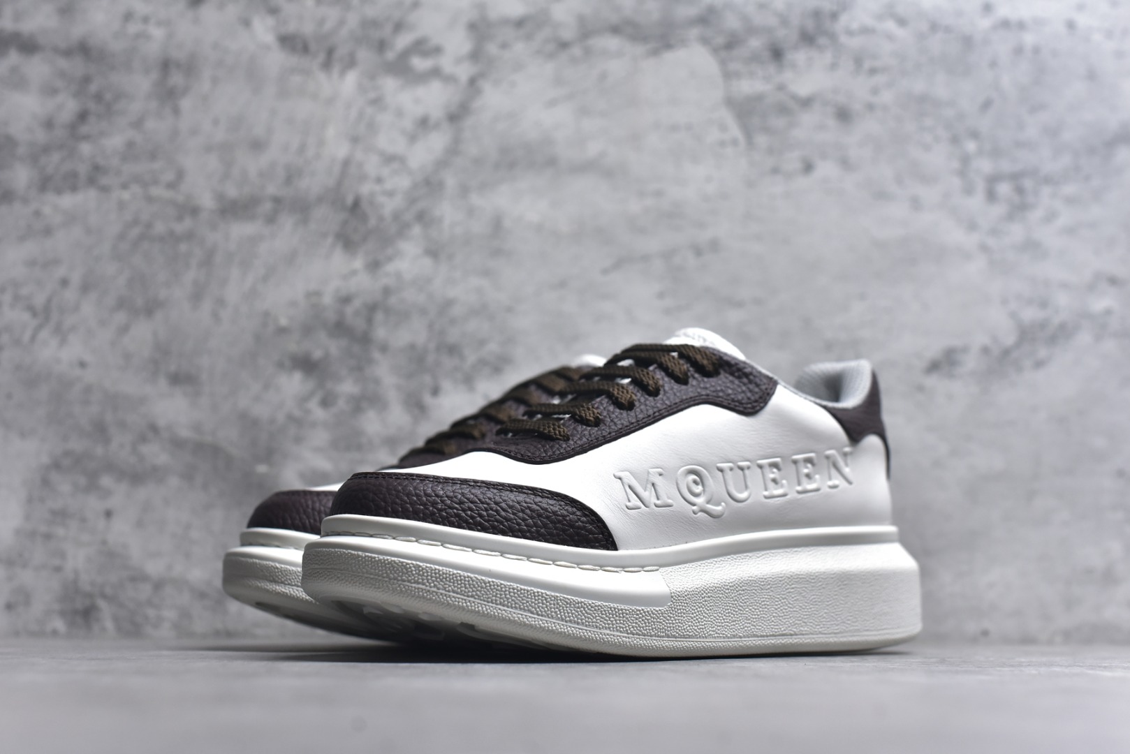 图片[2]-#Alexander McQueen 亚历山大麦昆小白鞋二代 东莞纯原 现市场所售版本天花板一梯队级别 原鞋在手可对比 可提供拍摄 高端零售客户最爱厚底增高小白鞋 正品购回原版开发 鞋底厚4.5cm 全鞋面进口牛皮 丝绸亚光原版水染羊皮内里 牛皮垫脚 回弹度到位 耐磨舒适 （⚠官方同步尺码带半码）全套得物毒盒蓝色外包盒 加厚层工艺原盒 并赠送极品丝带和购物袋 中底附带厂标钢印 女码中底和原版一致的13钉工艺（作用是小钉弯曲后可将中底与帮脚抓得更紧密）鞋盒贴标使用了高精密打印机，清晰与原版一致赠送加厚麻布防尘袋 闲置时可使用防尘 尺码：35-45 官网一致尺码-选品中心