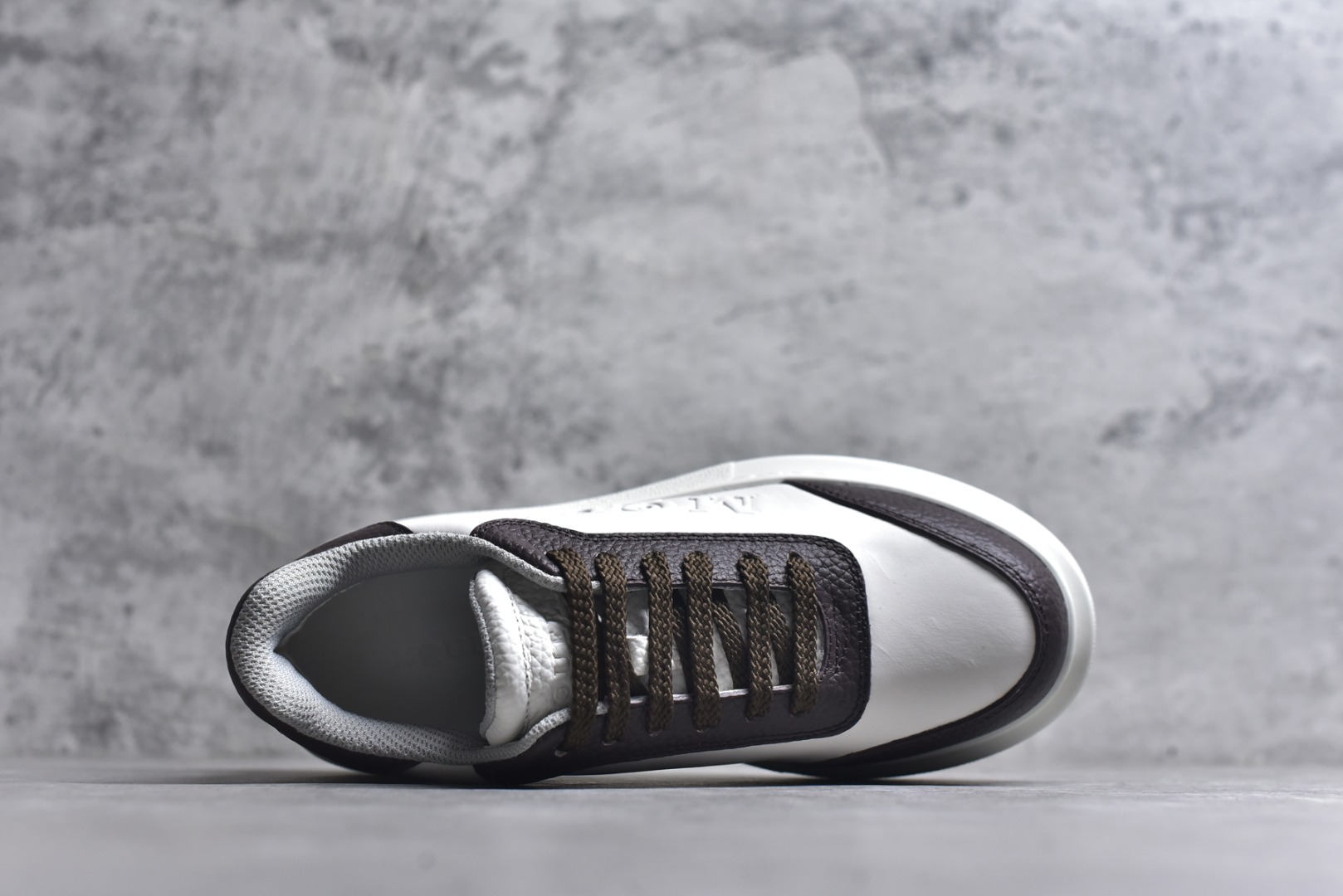 图片[4]-#Alexander McQueen 亚历山大麦昆小白鞋二代 东莞纯原 现市场所售版本天花板一梯队级别 原鞋在手可对比 可提供拍摄 高端零售客户最爱厚底增高小白鞋 正品购回原版开发 鞋底厚4.5cm 全鞋面进口牛皮 丝绸亚光原版水染羊皮内里 牛皮垫脚 回弹度到位 耐磨舒适 （⚠官方同步尺码带半码）全套得物毒盒蓝色外包盒 加厚层工艺原盒 并赠送极品丝带和购物袋 中底附带厂标钢印 女码中底和原版一致的13钉工艺（作用是小钉弯曲后可将中底与帮脚抓得更紧密）鞋盒贴标使用了高精密打印机，清晰与原版一致赠送加厚麻布防尘袋 闲置时可使用防尘 尺码：35-45 官网一致尺码-选品中心