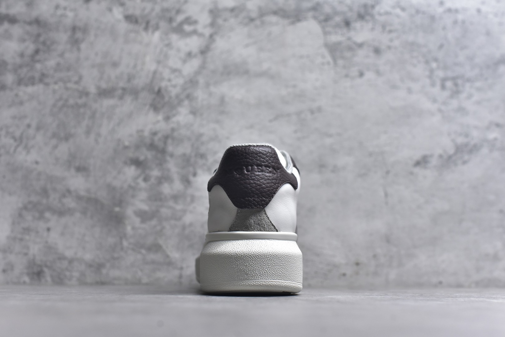 图片[5]-#Alexander McQueen 亚历山大麦昆小白鞋二代 东莞纯原 现市场所售版本天花板一梯队级别 原鞋在手可对比 可提供拍摄 高端零售客户最爱厚底增高小白鞋 正品购回原版开发 鞋底厚4.5cm 全鞋面进口牛皮 丝绸亚光原版水染羊皮内里 牛皮垫脚 回弹度到位 耐磨舒适 （⚠官方同步尺码带半码）全套得物毒盒蓝色外包盒 加厚层工艺原盒 并赠送极品丝带和购物袋 中底附带厂标钢印 女码中底和原版一致的13钉工艺（作用是小钉弯曲后可将中底与帮脚抓得更紧密）鞋盒贴标使用了高精密打印机，清晰与原版一致赠送加厚麻布防尘袋 闲置时可使用防尘 尺码：35-45 官网一致尺码-选品中心