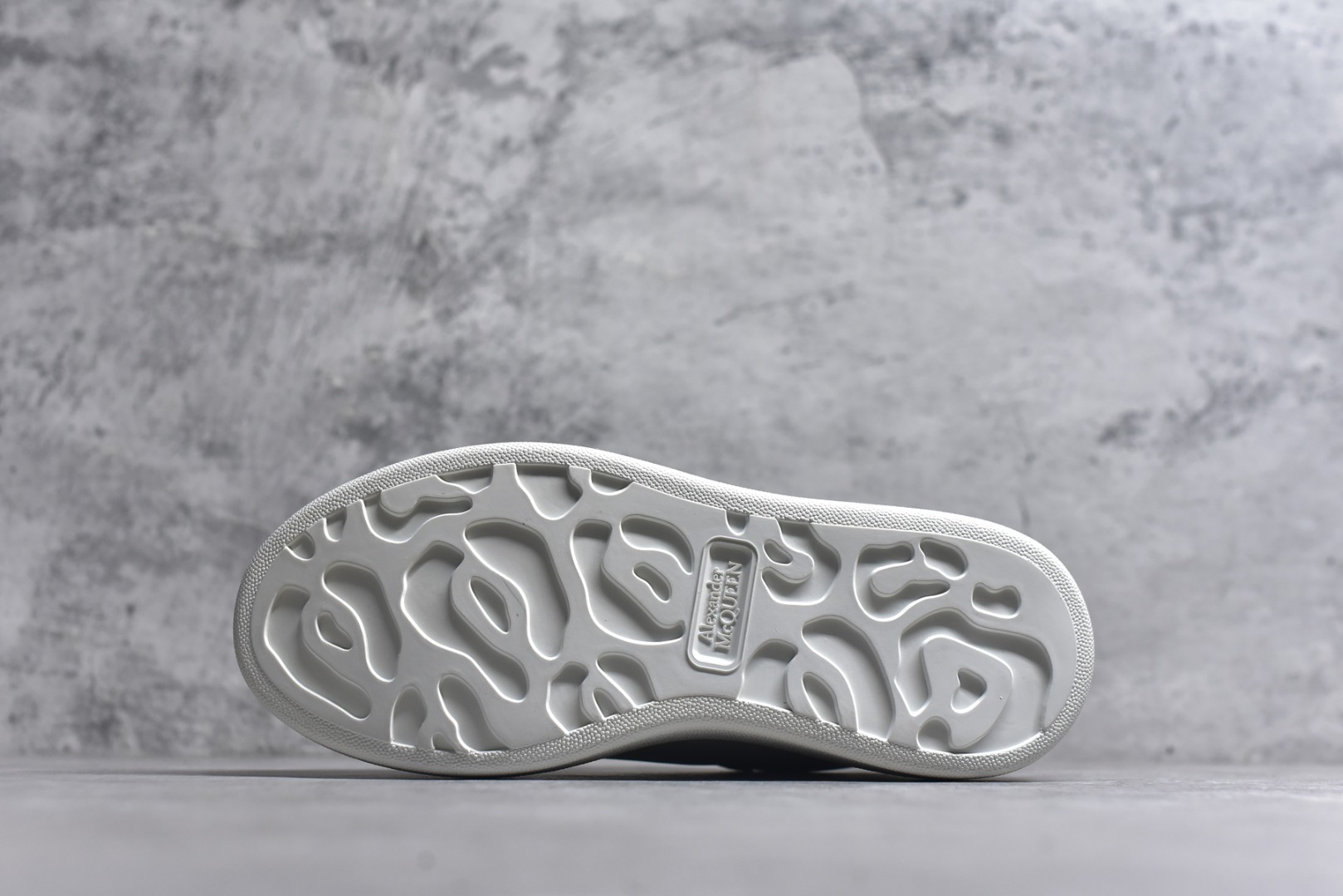 图片[6]-#Alexander McQueen 亚历山大麦昆小白鞋二代 东莞纯原 现市场所售版本天花板一梯队级别 原鞋在手可对比 可提供拍摄 高端零售客户最爱厚底增高小白鞋 正品购回原版开发 鞋底厚4.5cm 全鞋面进口牛皮 丝绸亚光原版水染羊皮内里 牛皮垫脚 回弹度到位 耐磨舒适 （⚠官方同步尺码带半码）全套得物毒盒蓝色外包盒 加厚层工艺原盒 并赠送极品丝带和购物袋 中底附带厂标钢印 女码中底和原版一致的13钉工艺（作用是小钉弯曲后可将中底与帮脚抓得更紧密）鞋盒贴标使用了高精密打印机，清晰与原版一致赠送加厚麻布防尘袋 闲置时可使用防尘 尺码：35-45 官网一致尺码-选品中心