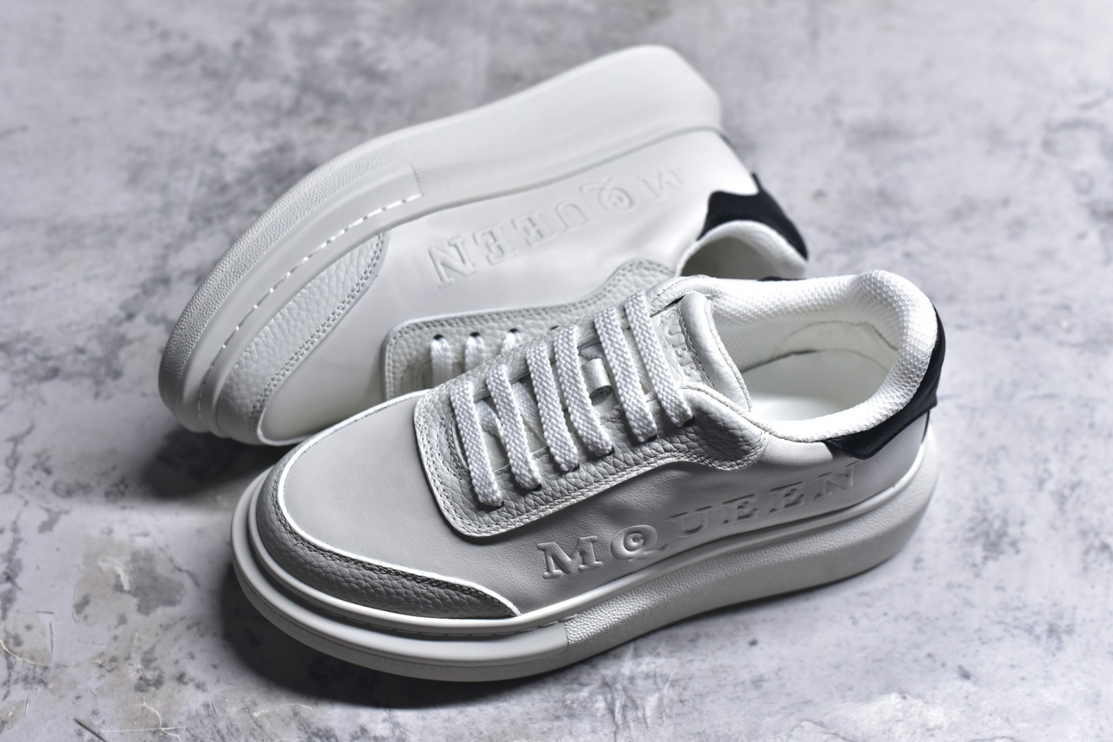 图片[7]-#Alexander McQueen 亚历山大麦昆小白鞋二代 东莞纯原 现市场所售版本天花板一梯队级别 原鞋在手可对比 可提供拍摄 高端零售客户最爱厚底增高小白鞋 正品购回原版开发 鞋底厚4.5cm 全鞋面进口牛皮 丝绸亚光原版水染羊皮内里 牛皮垫脚 回弹度到位 耐磨舒适 （⚠官方同步尺码带半码）全套得物毒盒蓝色外包盒 加厚层工艺原盒 并赠送极品丝带和购物袋 中底附带厂标钢印 女码中底和原版一致的13钉工艺（作用是小钉弯曲后可将中底与帮脚抓得更紧密）鞋盒贴标使用了高精密打印机，清晰与原版一致赠送加厚麻布防尘袋 闲置时可使用防尘 尺码：35-45 官网一致尺码-选品中心