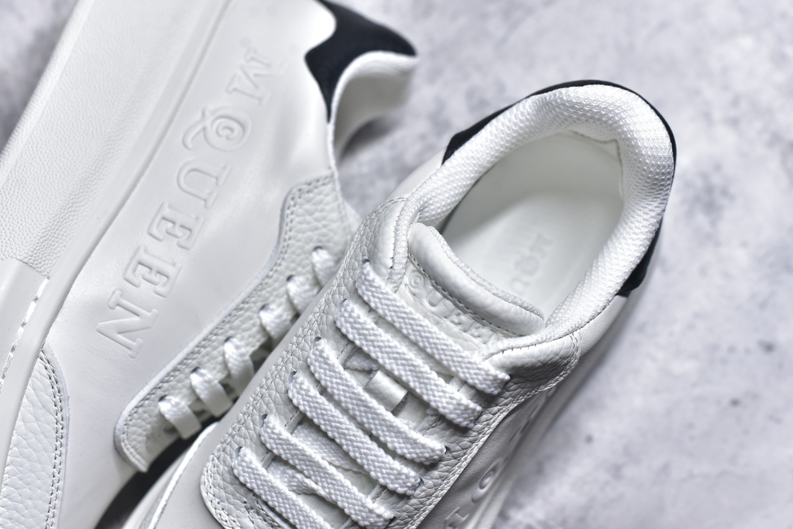 图片[9]-#Alexander McQueen 亚历山大麦昆小白鞋二代 东莞纯原 现市场所售版本天花板一梯队级别 原鞋在手可对比 可提供拍摄 高端零售客户最爱厚底增高小白鞋 正品购回原版开发 鞋底厚4.5cm 全鞋面进口牛皮 丝绸亚光原版水染羊皮内里 牛皮垫脚 回弹度到位 耐磨舒适 （⚠官方同步尺码带半码）全套得物毒盒蓝色外包盒 加厚层工艺原盒 并赠送极品丝带和购物袋 中底附带厂标钢印 女码中底和原版一致的13钉工艺（作用是小钉弯曲后可将中底与帮脚抓得更紧密）鞋盒贴标使用了高精密打印机，清晰与原版一致赠送加厚麻布防尘袋 闲置时可使用防尘 尺码：35-45 官网一致尺码-选品中心