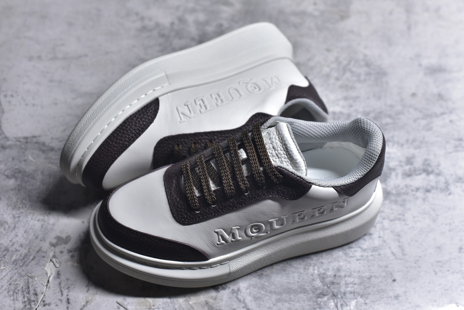 图片[7]-#Alexander McQueen 亚历山大麦昆小白鞋二代 东莞纯原 现市场所售版本天花板一梯队级别 原鞋在手可对比 可提供拍摄 高端零售客户最爱厚底增高小白鞋 正品购回原版开发 鞋底厚4.5cm 全鞋面进口牛皮 丝绸亚光原版水染羊皮内里 牛皮垫脚 回弹度到位 耐磨舒适 （⚠官方同步尺码带半码）全套得物毒盒蓝色外包盒 加厚层工艺原盒 并赠送极品丝带和购物袋 中底附带厂标钢印 女码中底和原版一致的13钉工艺（作用是小钉弯曲后可将中底与帮脚抓得更紧密）鞋盒贴标使用了高精密打印机，清晰与原版一致赠送加厚麻布防尘袋 闲置时可使用防尘 尺码：35-45 官网一致尺码-选品中心