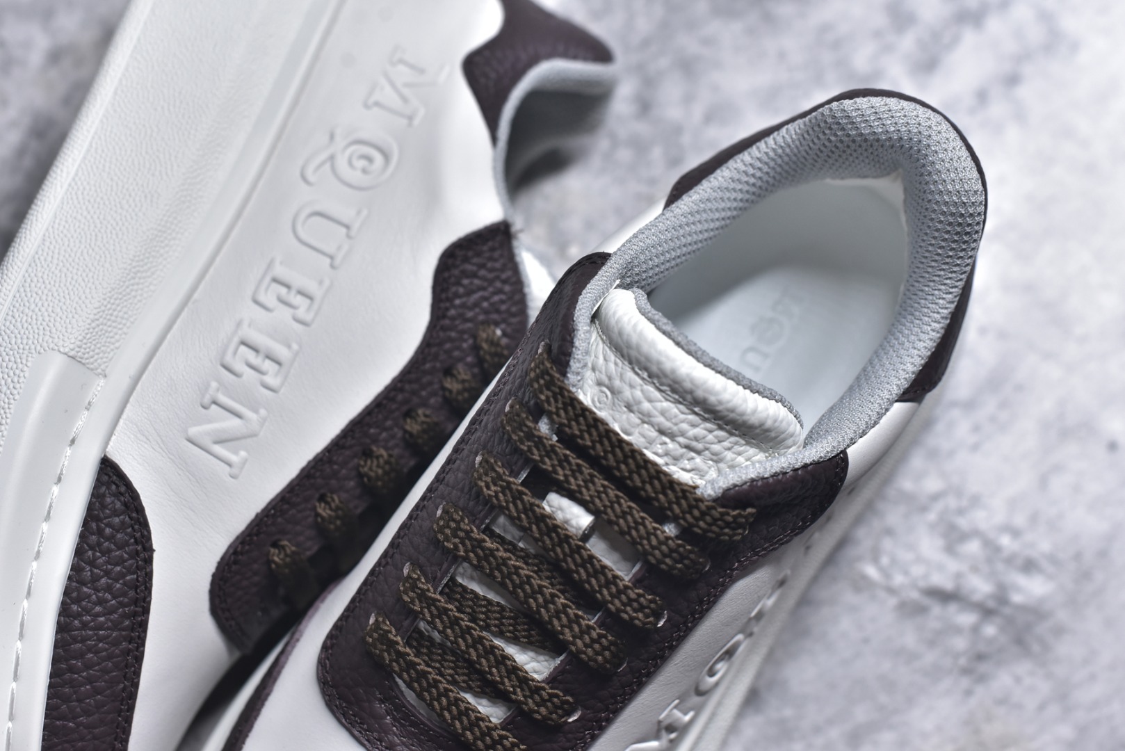 图片[9]-#Alexander McQueen 亚历山大麦昆小白鞋二代 东莞纯原 现市场所售版本天花板一梯队级别 原鞋在手可对比 可提供拍摄 高端零售客户最爱厚底增高小白鞋 正品购回原版开发 鞋底厚4.5cm 全鞋面进口牛皮 丝绸亚光原版水染羊皮内里 牛皮垫脚 回弹度到位 耐磨舒适 （⚠官方同步尺码带半码）全套得物毒盒蓝色外包盒 加厚层工艺原盒 并赠送极品丝带和购物袋 中底附带厂标钢印 女码中底和原版一致的13钉工艺（作用是小钉弯曲后可将中底与帮脚抓得更紧密）鞋盒贴标使用了高精密打印机，清晰与原版一致赠送加厚麻布防尘袋 闲置时可使用防尘 尺码：35-45 官网一致尺码-选品中心