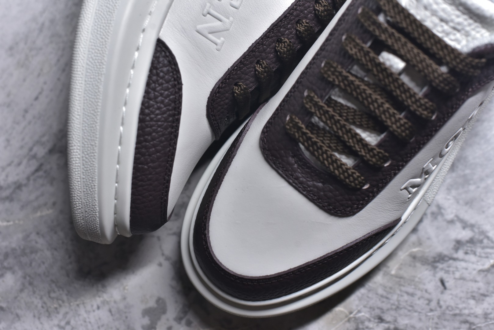 图片[8]-#Alexander McQueen 亚历山大麦昆小白鞋二代 东莞纯原 现市场所售版本天花板一梯队级别 原鞋在手可对比 可提供拍摄 高端零售客户最爱厚底增高小白鞋 正品购回原版开发 鞋底厚4.5cm 全鞋面进口牛皮 丝绸亚光原版水染羊皮内里 牛皮垫脚 回弹度到位 耐磨舒适 （⚠官方同步尺码带半码）全套得物毒盒蓝色外包盒 加厚层工艺原盒 并赠送极品丝带和购物袋 中底附带厂标钢印 女码中底和原版一致的13钉工艺（作用是小钉弯曲后可将中底与帮脚抓得更紧密）鞋盒贴标使用了高精密打印机，清晰与原版一致赠送加厚麻布防尘袋 闲置时可使用防尘 尺码：35-45 官网一致尺码-选品中心