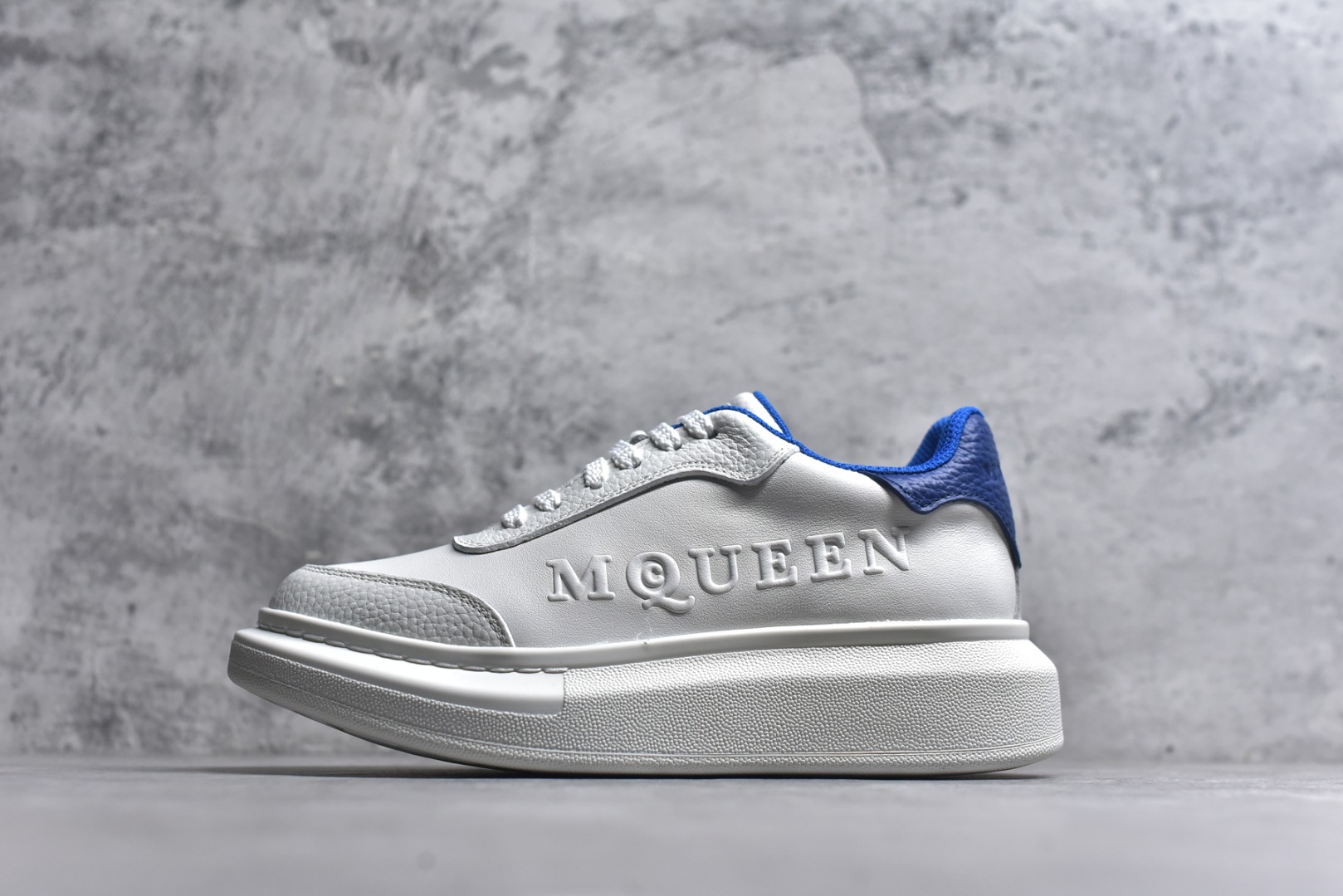 #Alexander McQueen 亚历山大麦昆小白鞋二代 东莞纯原 现市场所售版本天花板一梯队级别 原鞋在手可对比 可提供拍摄 高端零售客户最爱厚底增高小白鞋 正品购回原版开发 鞋底厚4.5cm 全鞋面进口牛皮 丝绸亚光原版水染羊皮内里 牛皮垫脚 回弹度到位 耐磨舒适 （⚠官方同步尺码带半码）全套得物毒盒蓝色外包盒 加厚层工艺原盒 并赠送极品丝带和购物袋 中底附带厂标钢印 女码中底和原版一致的13钉工艺（作用是小钉弯曲后可将中底与帮脚抓得更紧密）鞋盒贴标使用了高精密打印机，清晰与原版一致赠送加厚麻布防尘袋 闲置时可使用防尘 尺码：35-45 官网一致尺码-选品中心