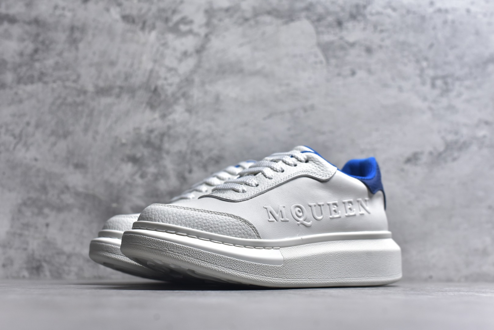 图片[2]-#Alexander McQueen 亚历山大麦昆小白鞋二代 东莞纯原 现市场所售版本天花板一梯队级别 原鞋在手可对比 可提供拍摄 高端零售客户最爱厚底增高小白鞋 正品购回原版开发 鞋底厚4.5cm 全鞋面进口牛皮 丝绸亚光原版水染羊皮内里 牛皮垫脚 回弹度到位 耐磨舒适 （⚠官方同步尺码带半码）全套得物毒盒蓝色外包盒 加厚层工艺原盒 并赠送极品丝带和购物袋 中底附带厂标钢印 女码中底和原版一致的13钉工艺（作用是小钉弯曲后可将中底与帮脚抓得更紧密）鞋盒贴标使用了高精密打印机，清晰与原版一致赠送加厚麻布防尘袋 闲置时可使用防尘 尺码：35-45 官网一致尺码-选品中心